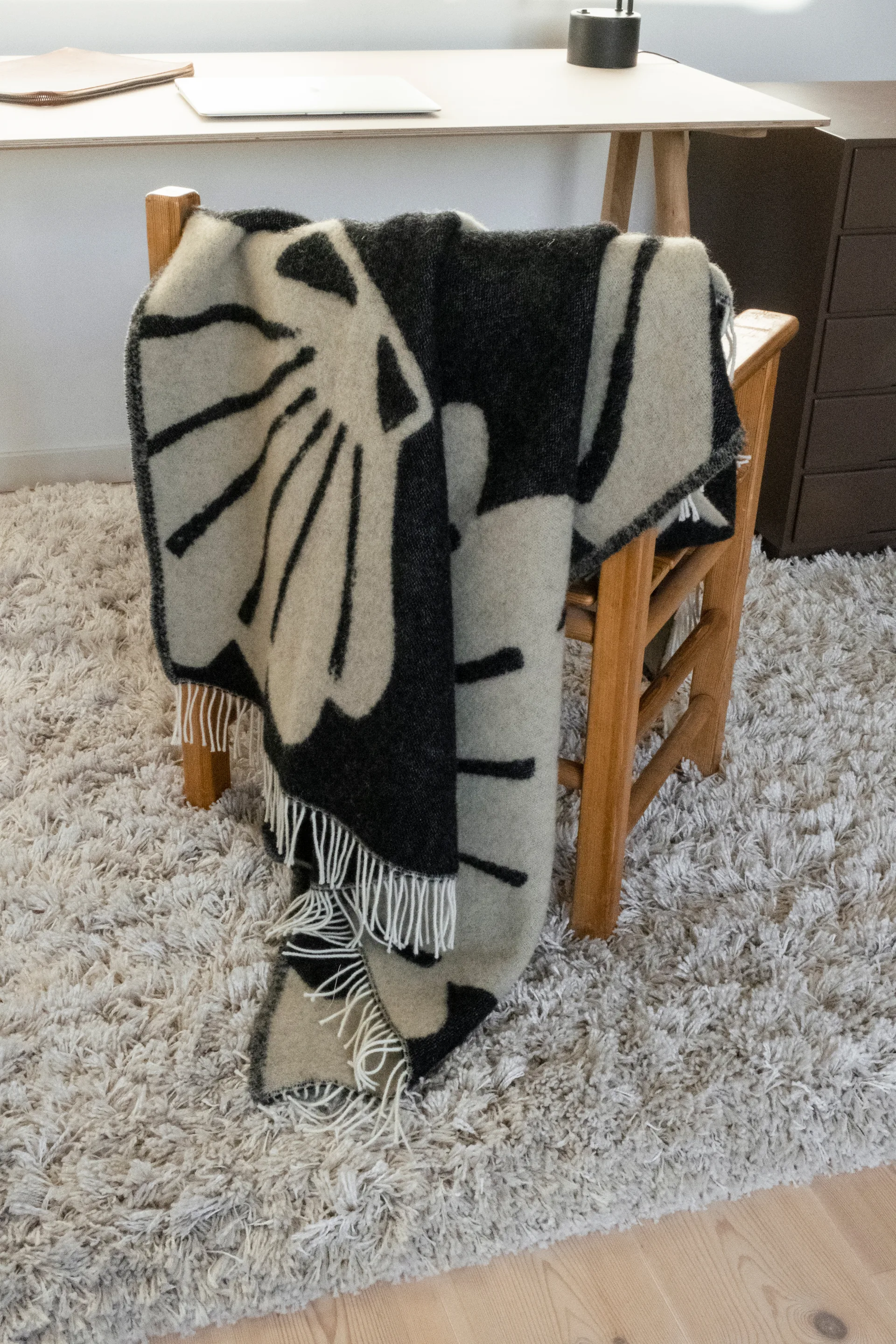 Snäcka Wolldecke 130 x 190cm, Coal-Beige Fine Little Day