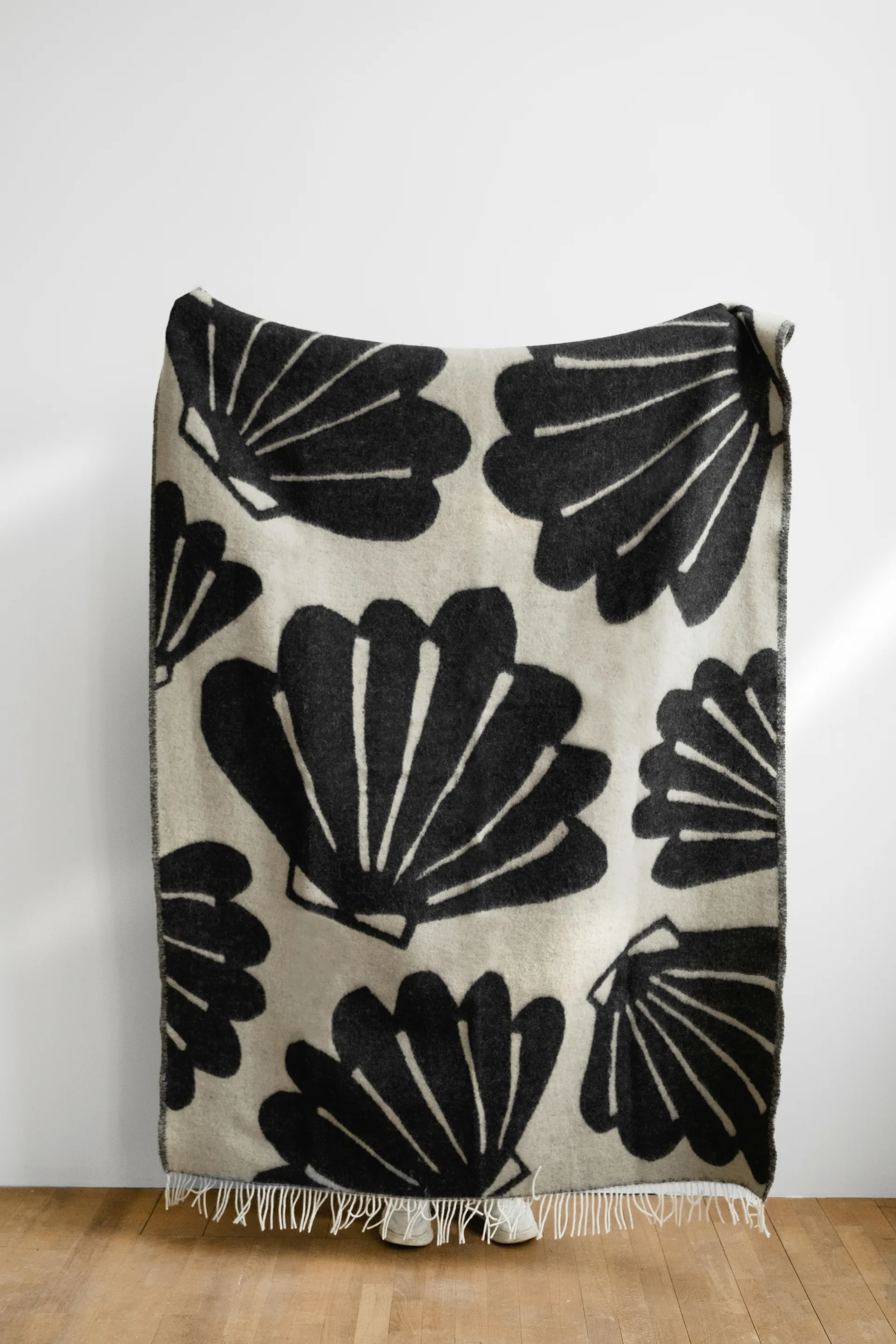 Snäcka Wolldecke 130 x 190cm, Coal-Beige Fine Little Day