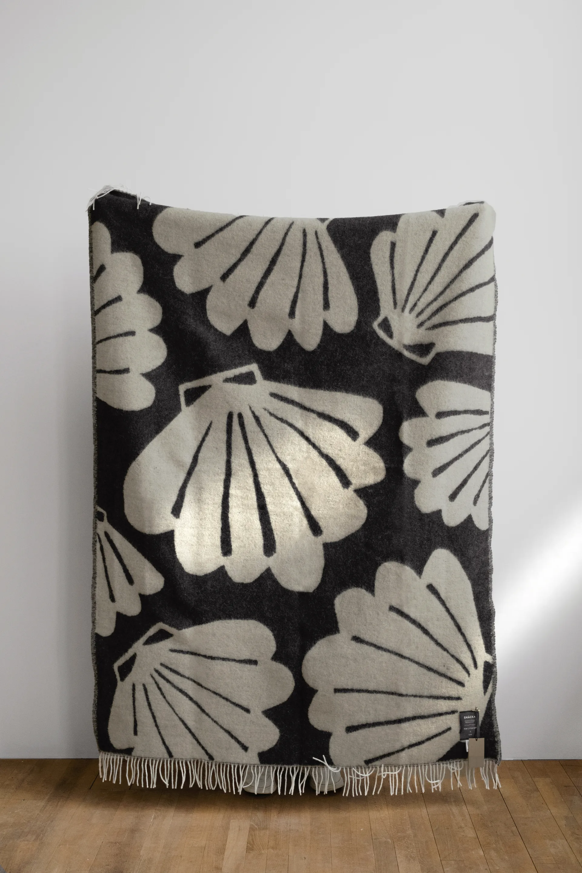 Snäcka Wolldecke 130 x 190cm, Coal-Beige Fine Little Day