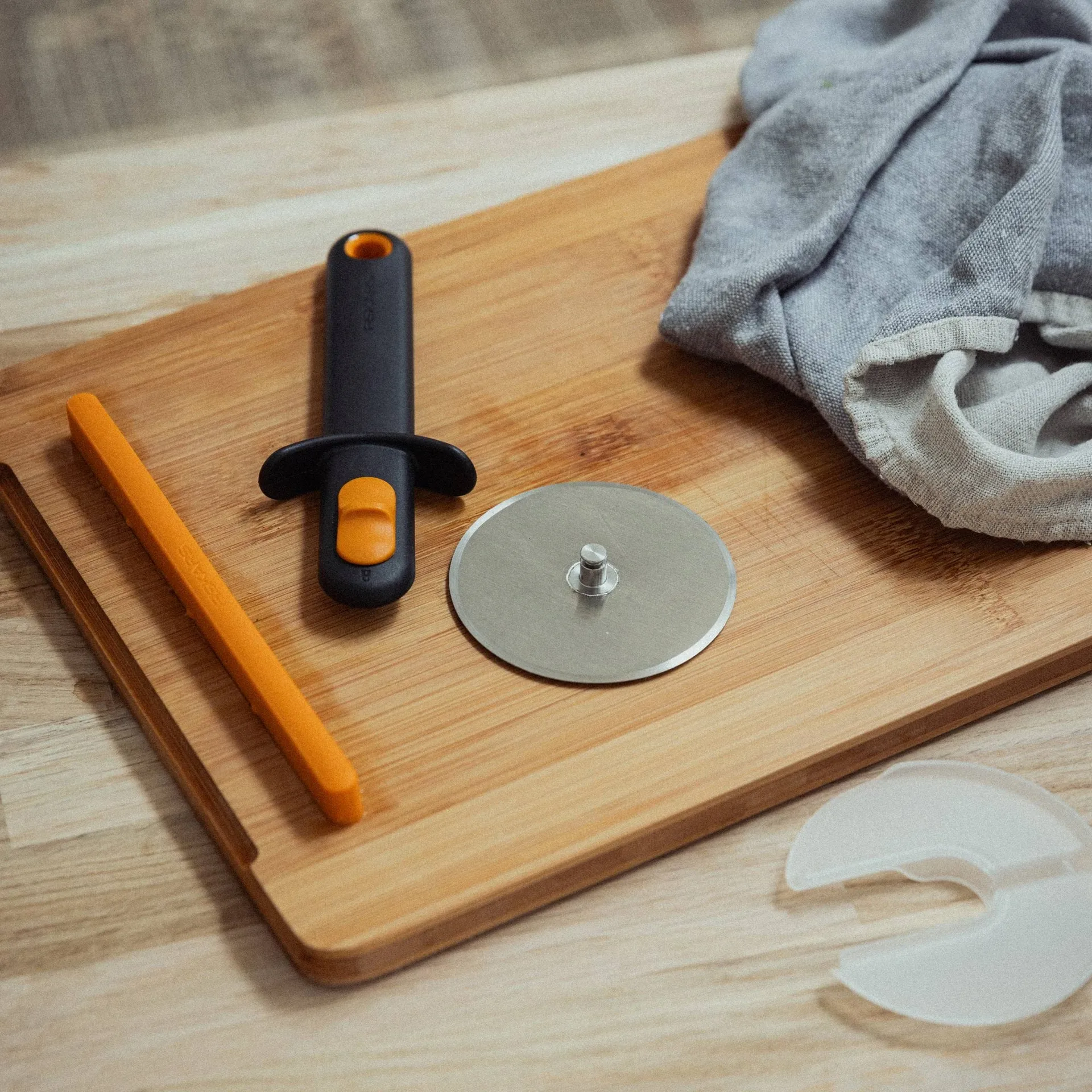 Functional Form Pizzaschneider, Schwarz, mit Klingenschutz Fiskars