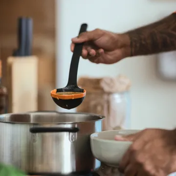 Functional Form Schöpflöffel - Schwarz-Orange, 36,2 cm - Fiskars