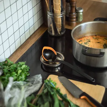 Functional Form Schöpflöffel - Schwarz-Orange, 36,2 cm - Fiskars