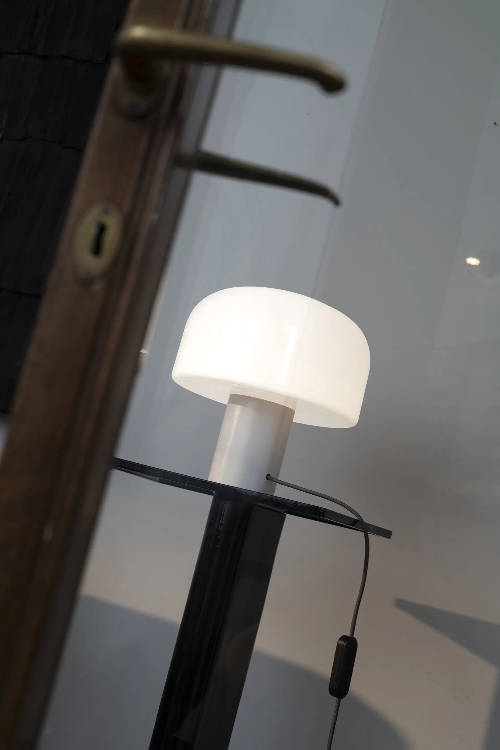 Bellhop Glass T Tischleuchte, White Flos