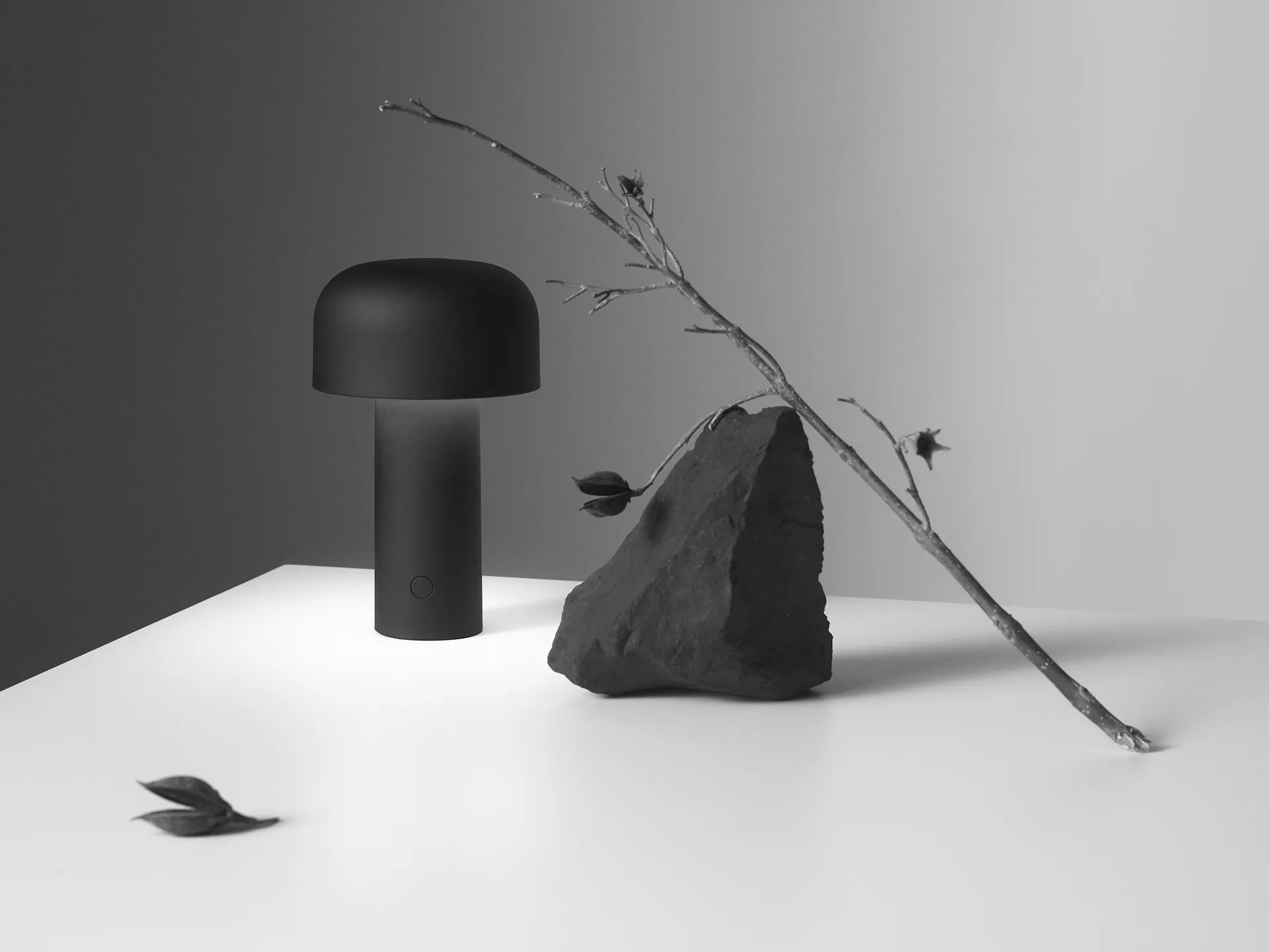 Bellhop tragbare Tischleuchte, Matte black Flos