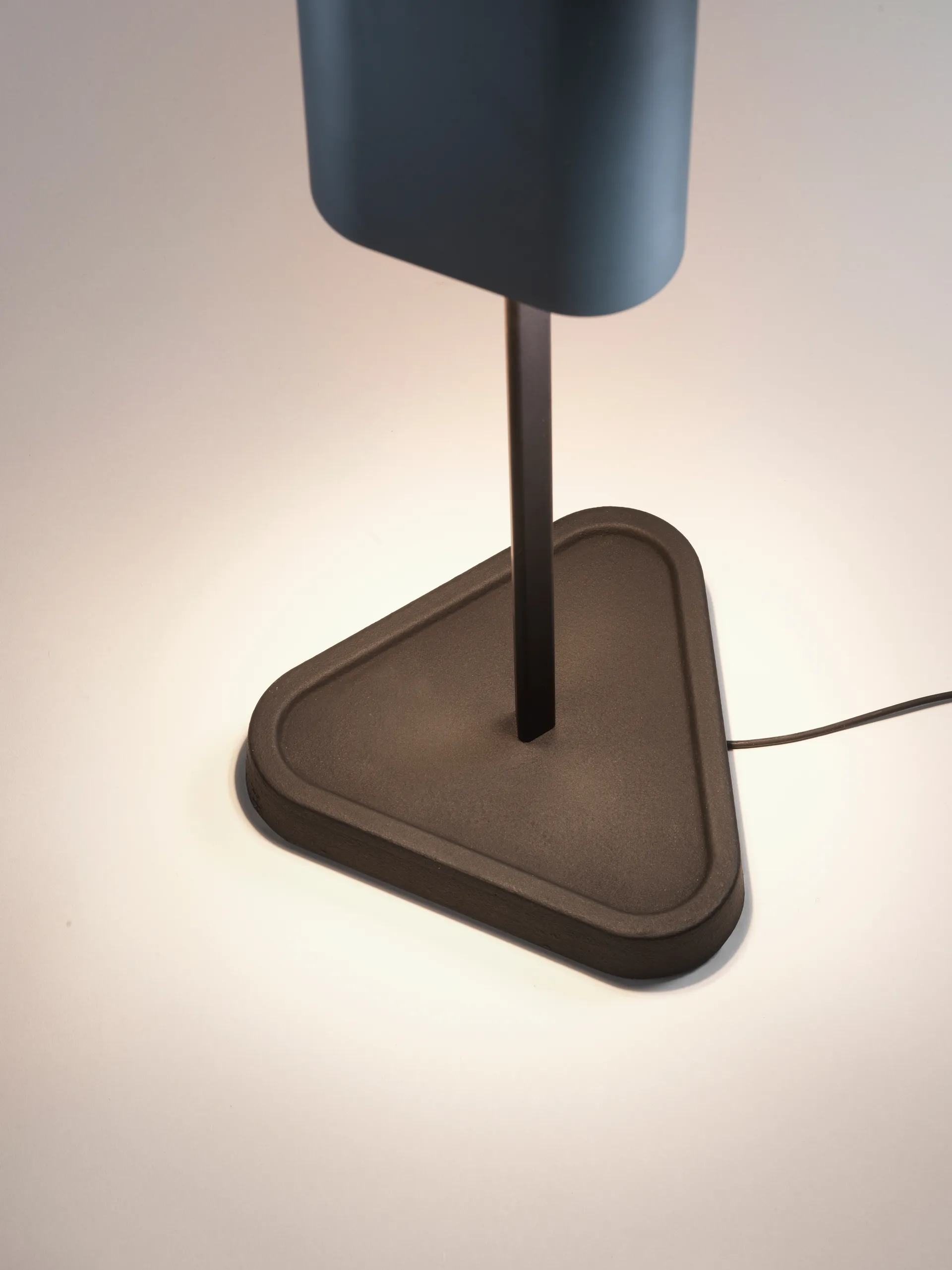 EMI Tischleuchte 114 cm, Deep blue Flos