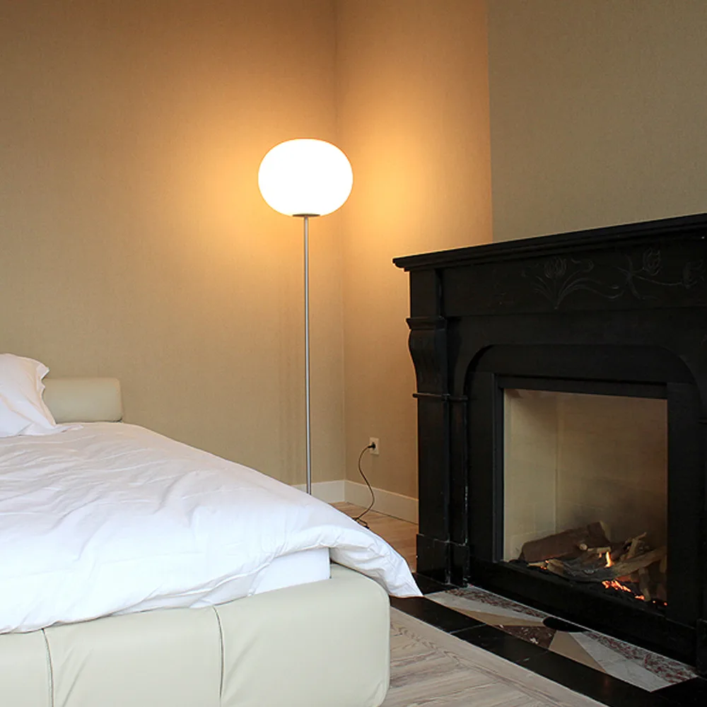 Glo-ball F3 Stehleuchte, Weißes Opalglas-matt Silbergestell Flos