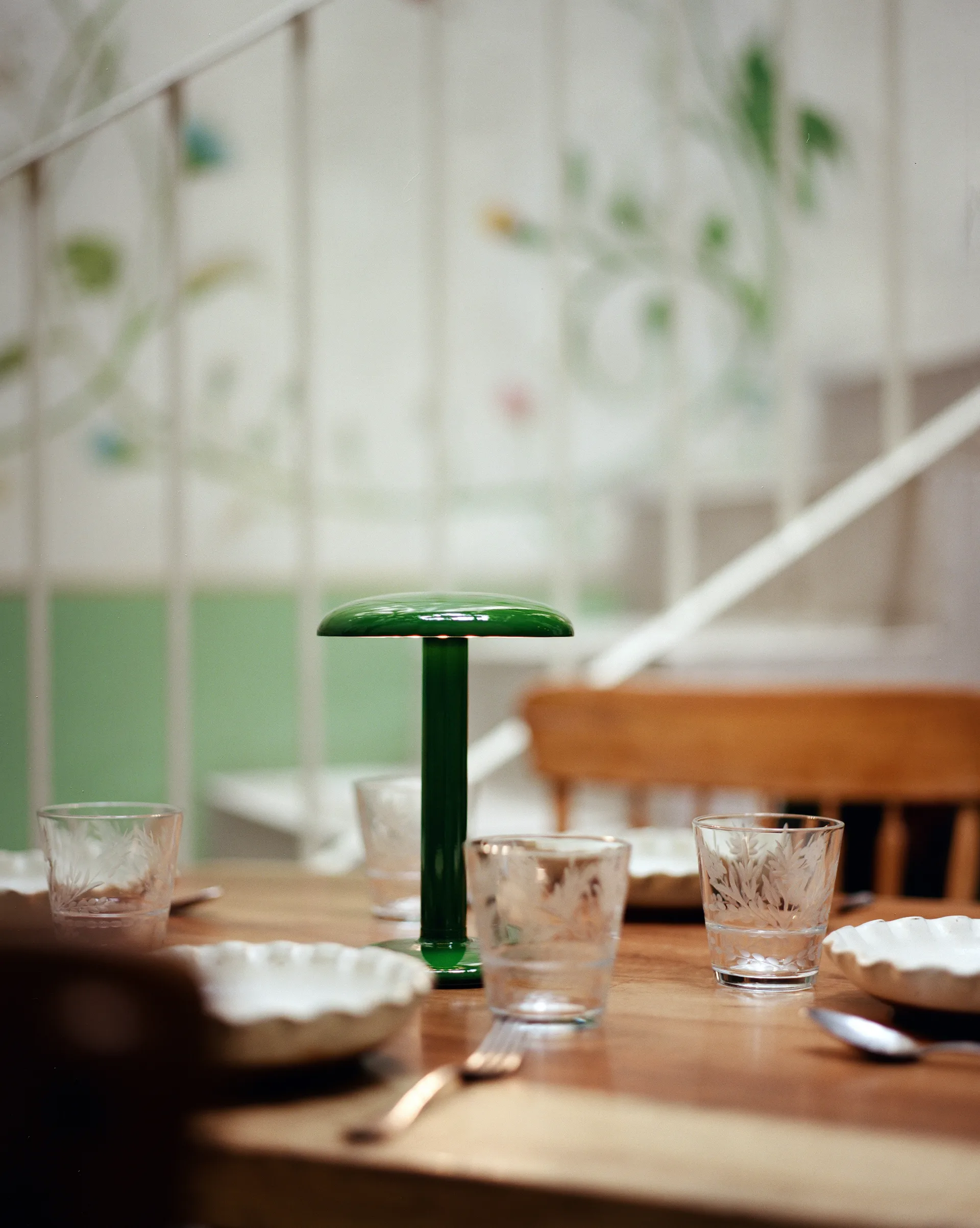 Gustave Residential tragbare Tischleuchte, Lacquered green Flos