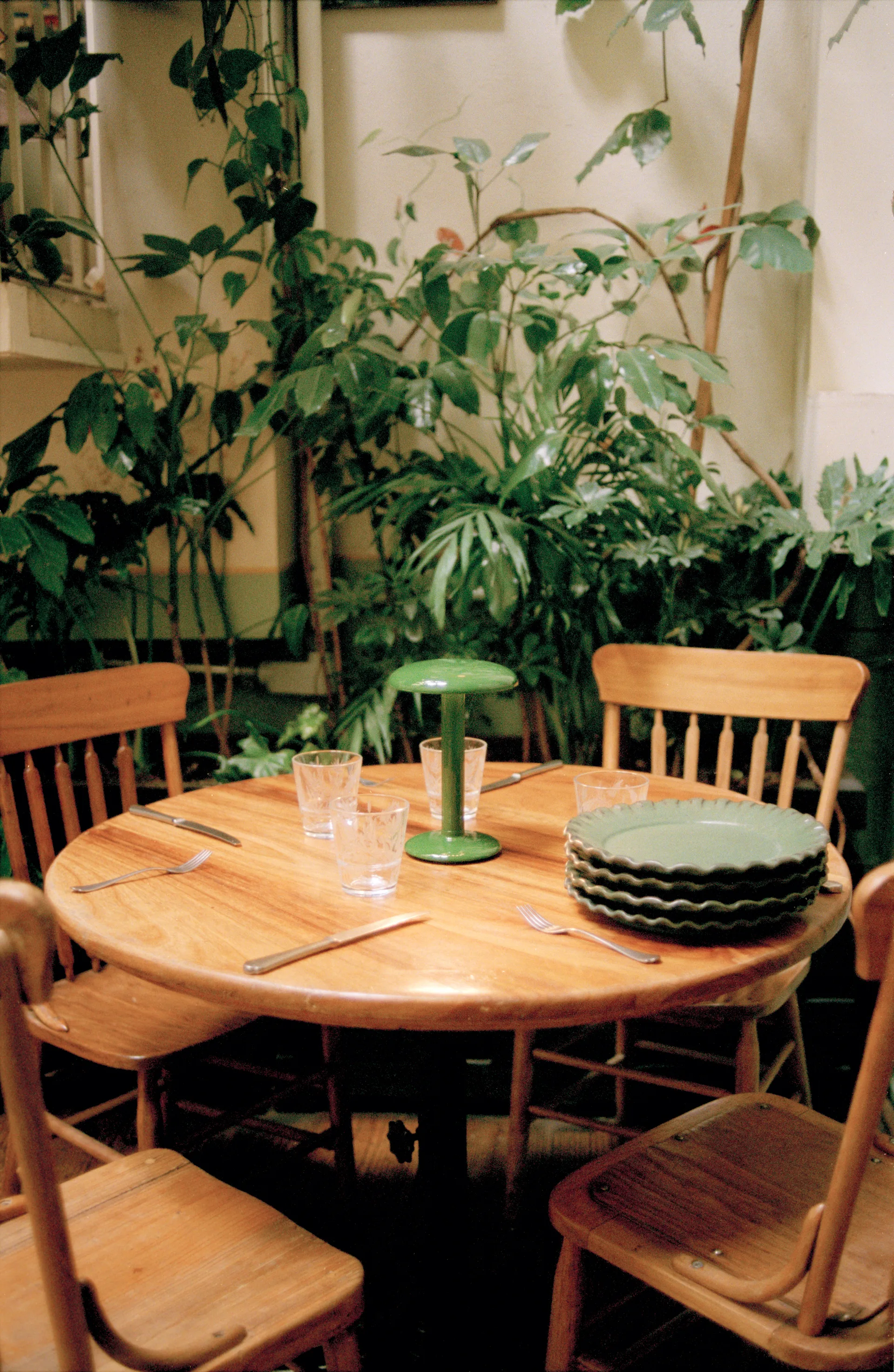 Gustave Residential tragbare Tischleuchte, Lacquered green Flos