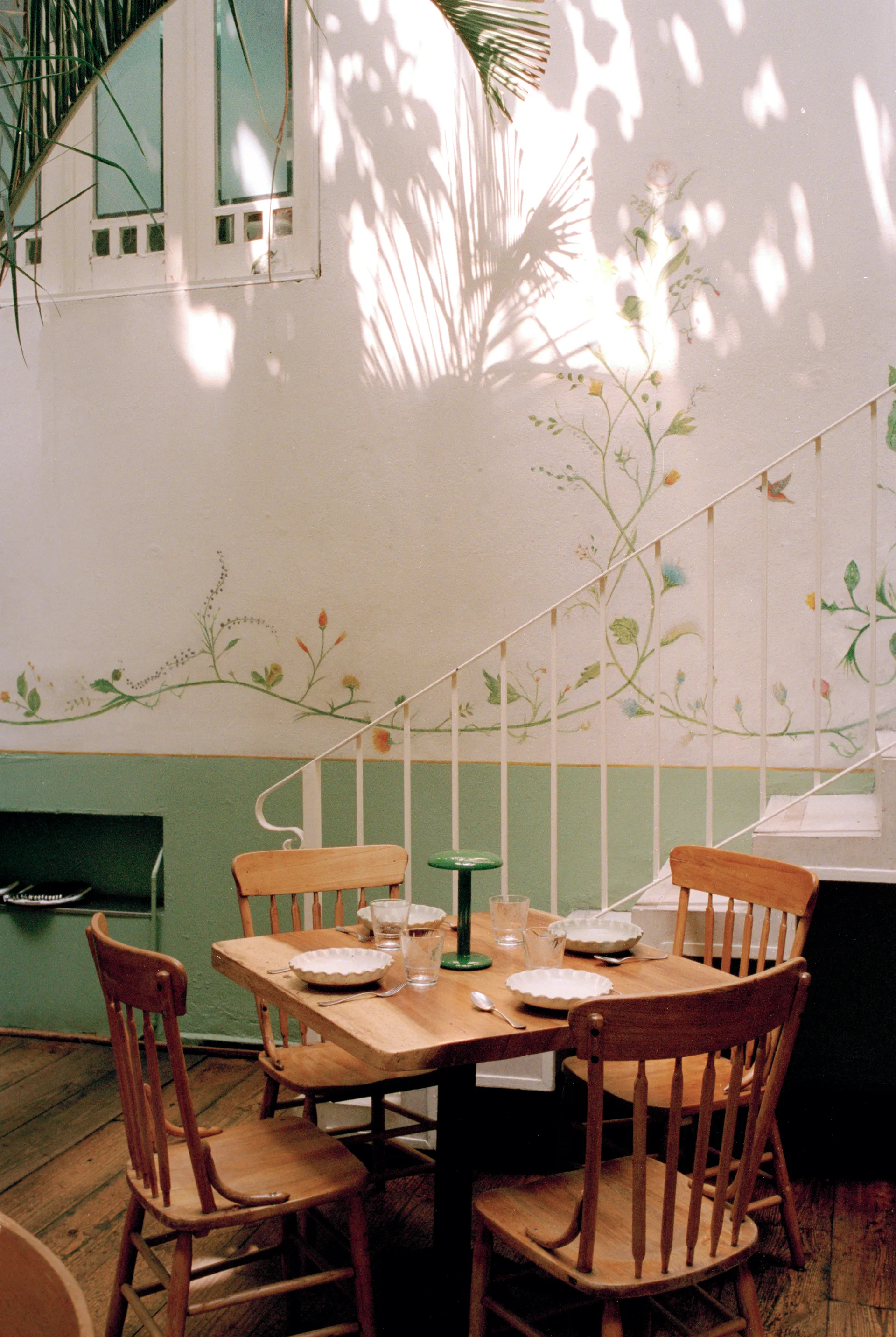 Gustave Residential tragbare Tischleuchte, Lacquered green Flos