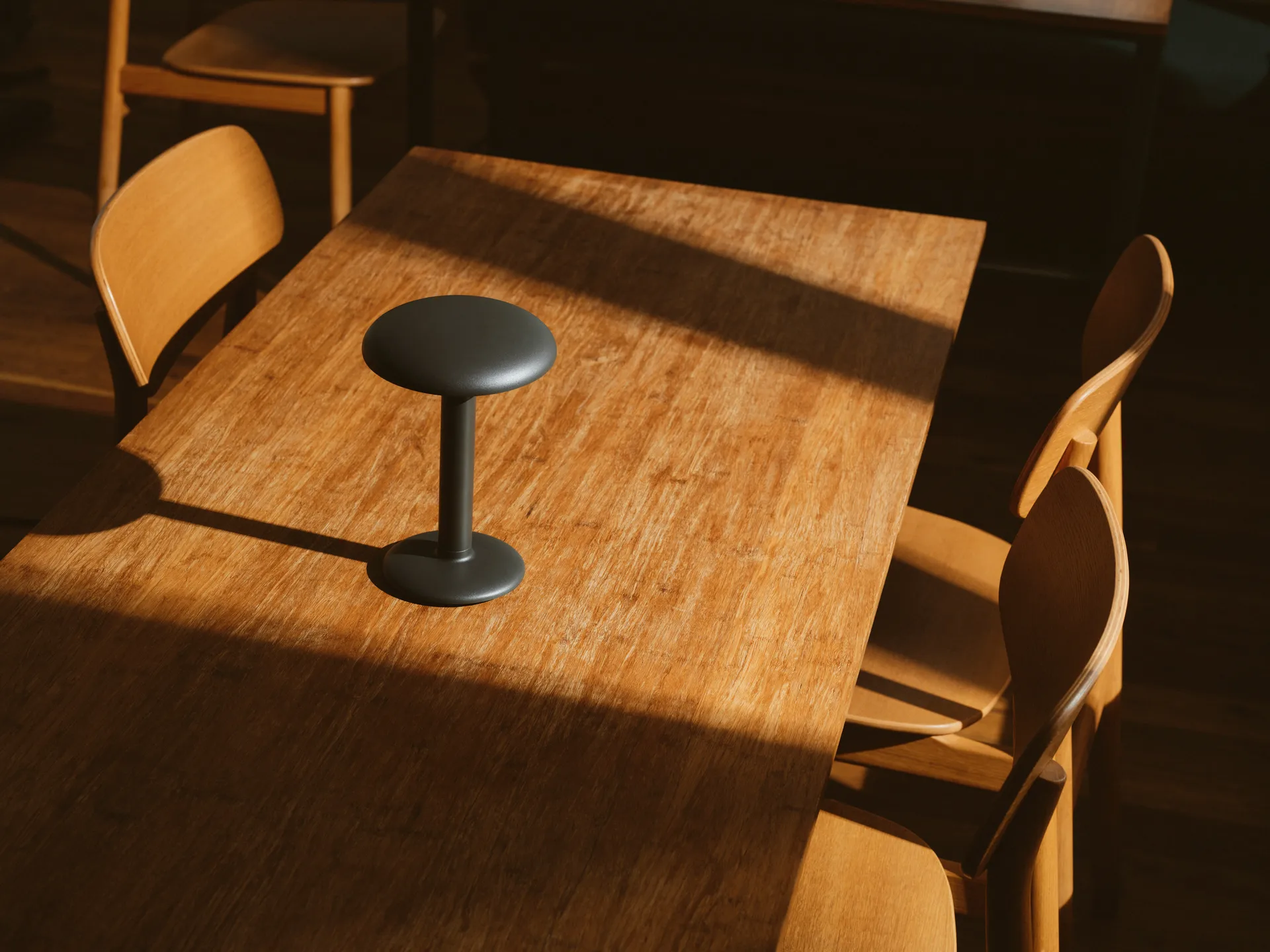 Gustave Residential tragbare Tischleuchte, Matte anthracite Flos