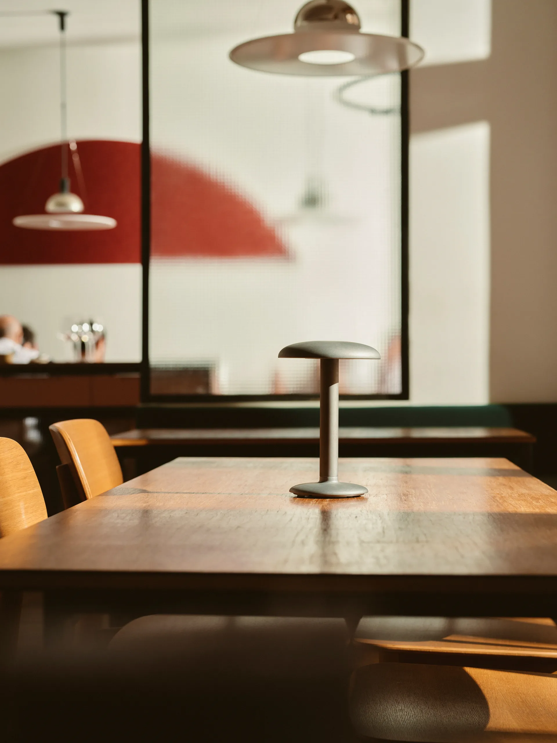 Gustave Residential tragbare Tischleuchte, Raw aluminium Flos