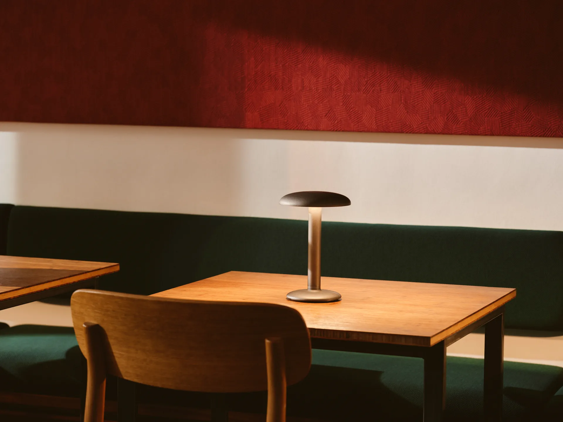 Gustave Residential tragbare Tischleuchte, Raw aluminium Flos