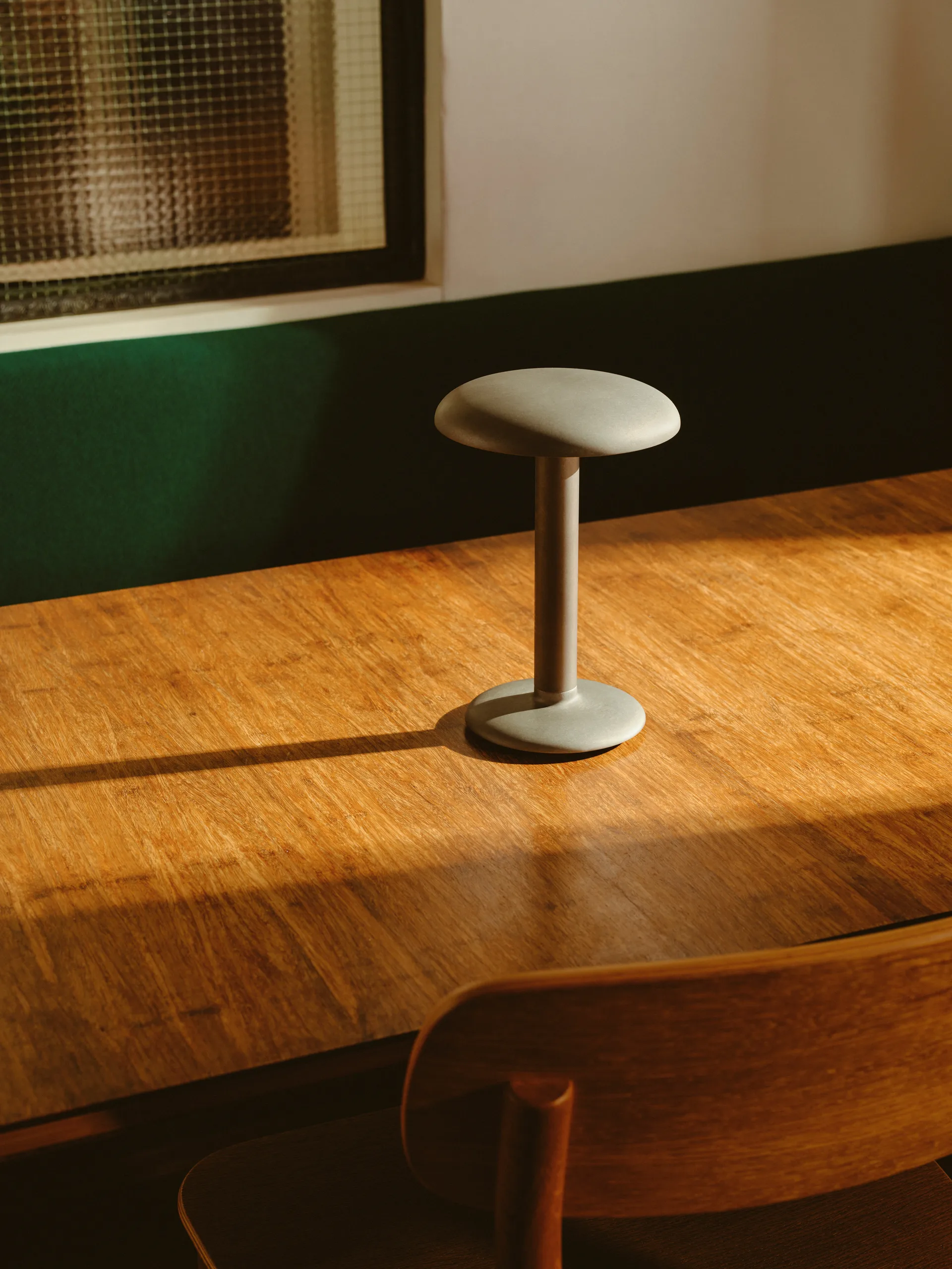 Gustave Residential tragbare Tischleuchte, Raw aluminium Flos