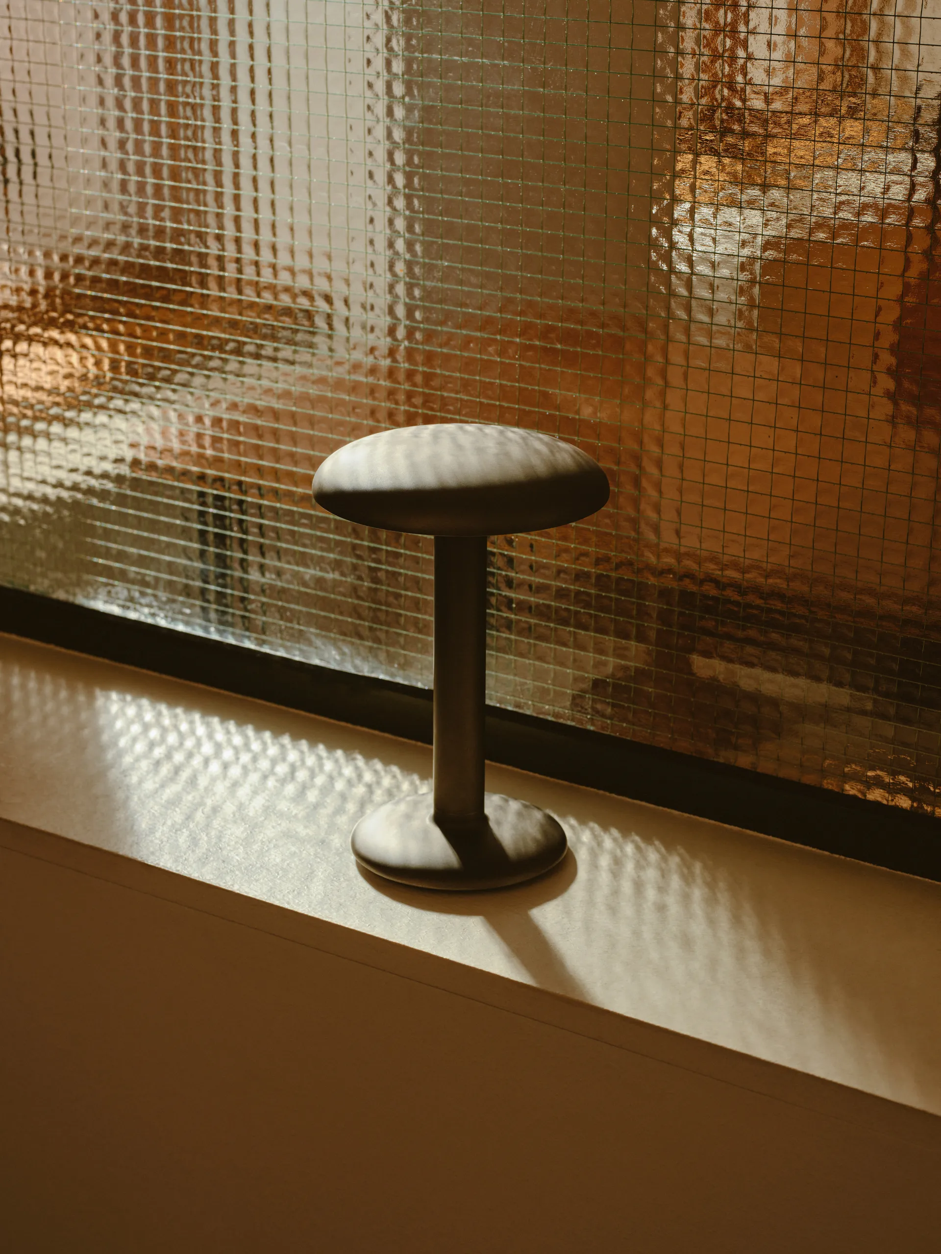 Gustave Residential tragbare Tischleuchte, Raw aluminium Flos