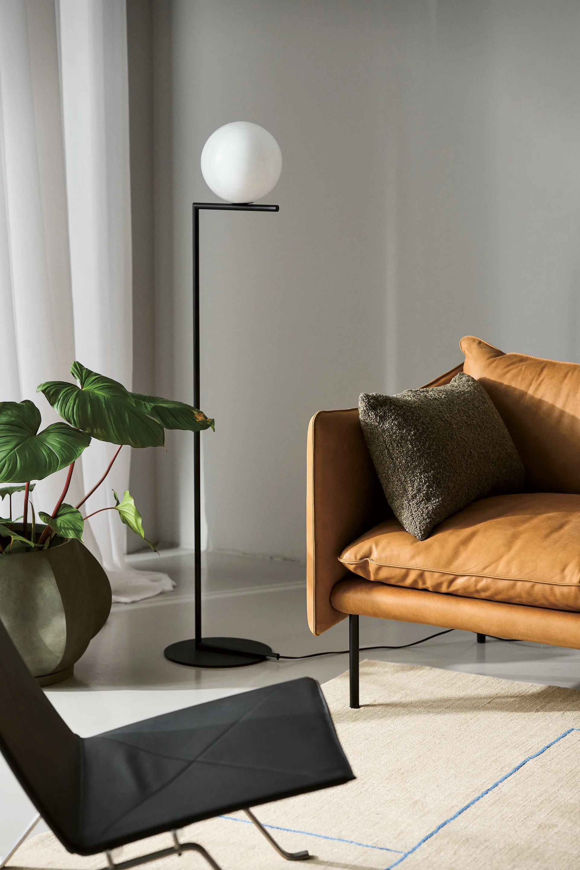 IC Lights F2 Stehleuchte, Schwarz-opal Flos