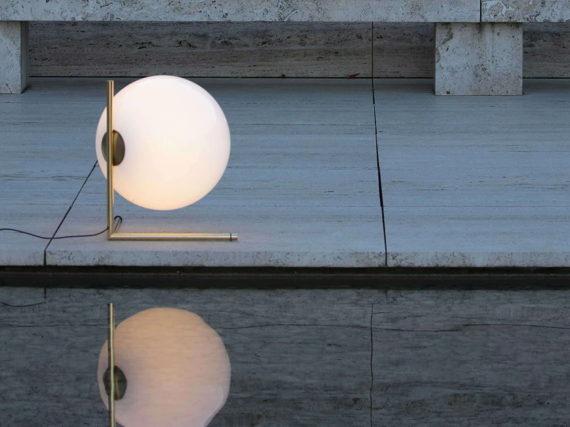 IC T3 Tischleuchte 52,4 cm, Gold Flos