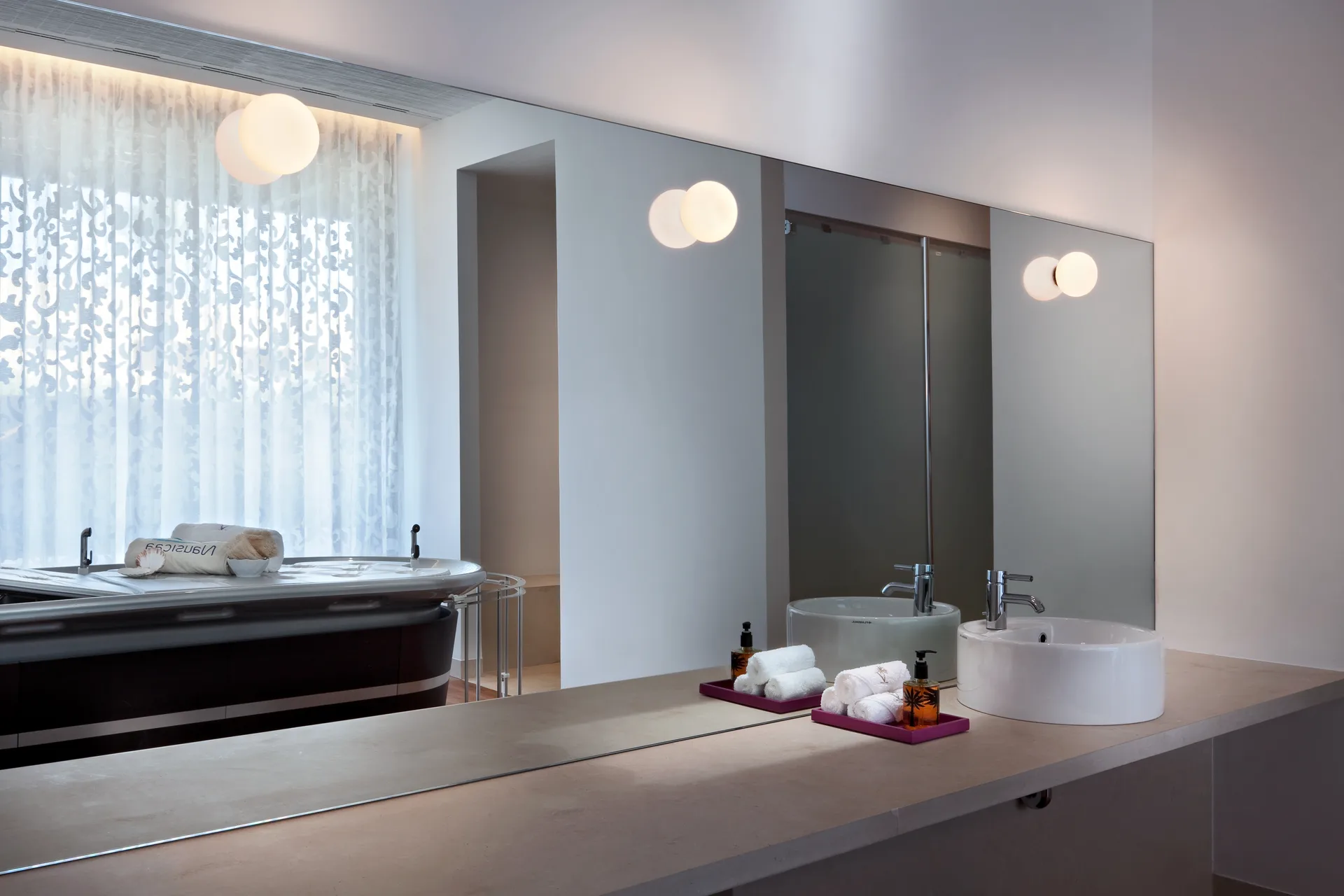 Mini Glo-Ball CW Wand- und Deckenleuchte Spiegelmontage, Weiß Flos