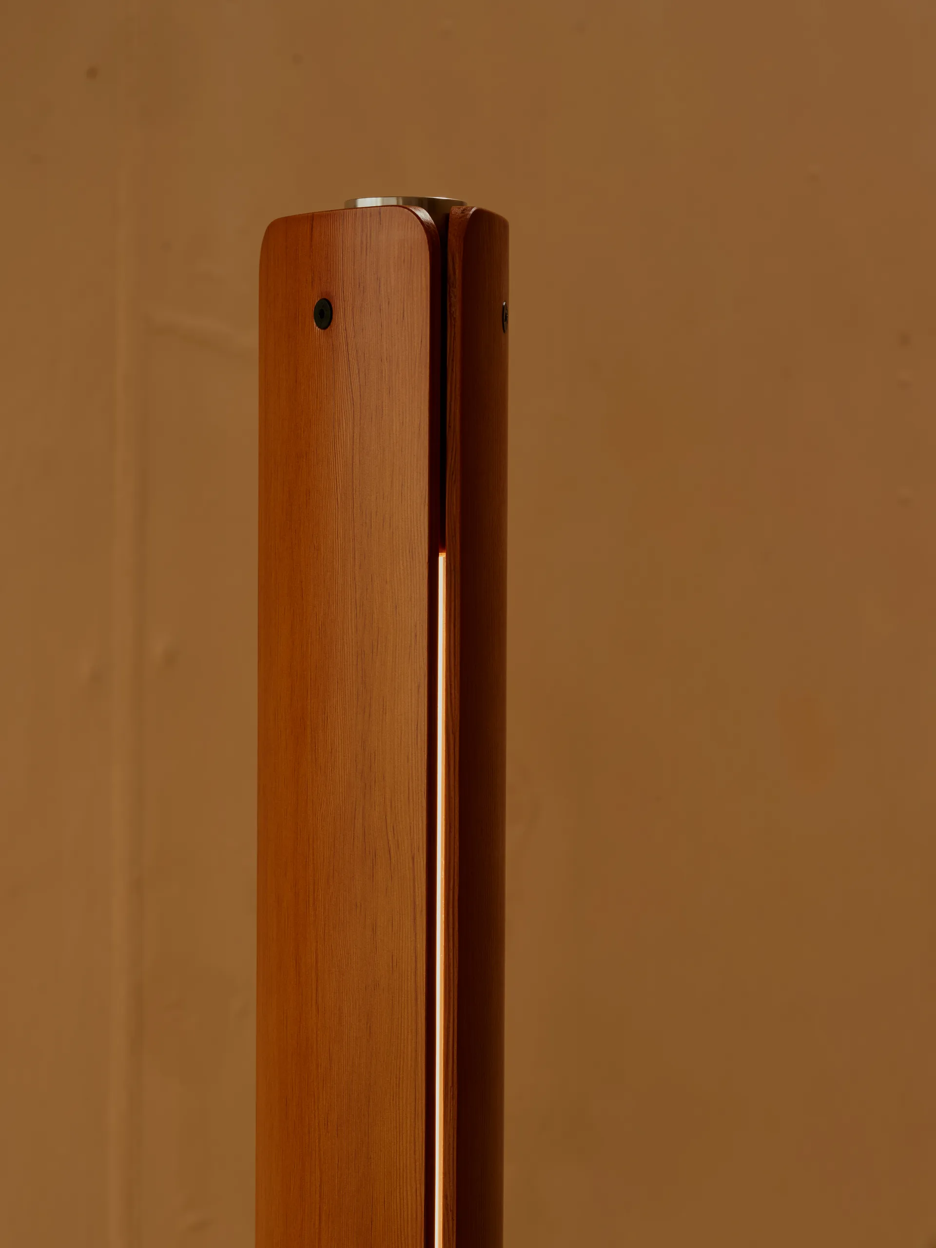 Seki-han Stehleuchte 226 cm, Heat treatened ash-black metal Flos