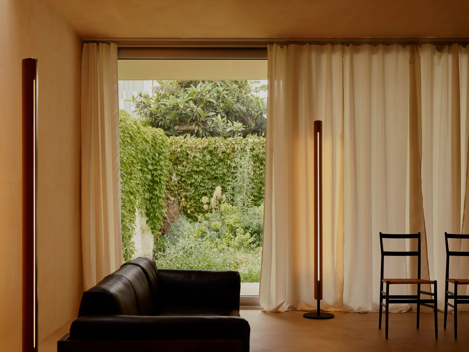 Seki-han Stehleuchte 226 cm, Heat treatened ash-black metal Flos