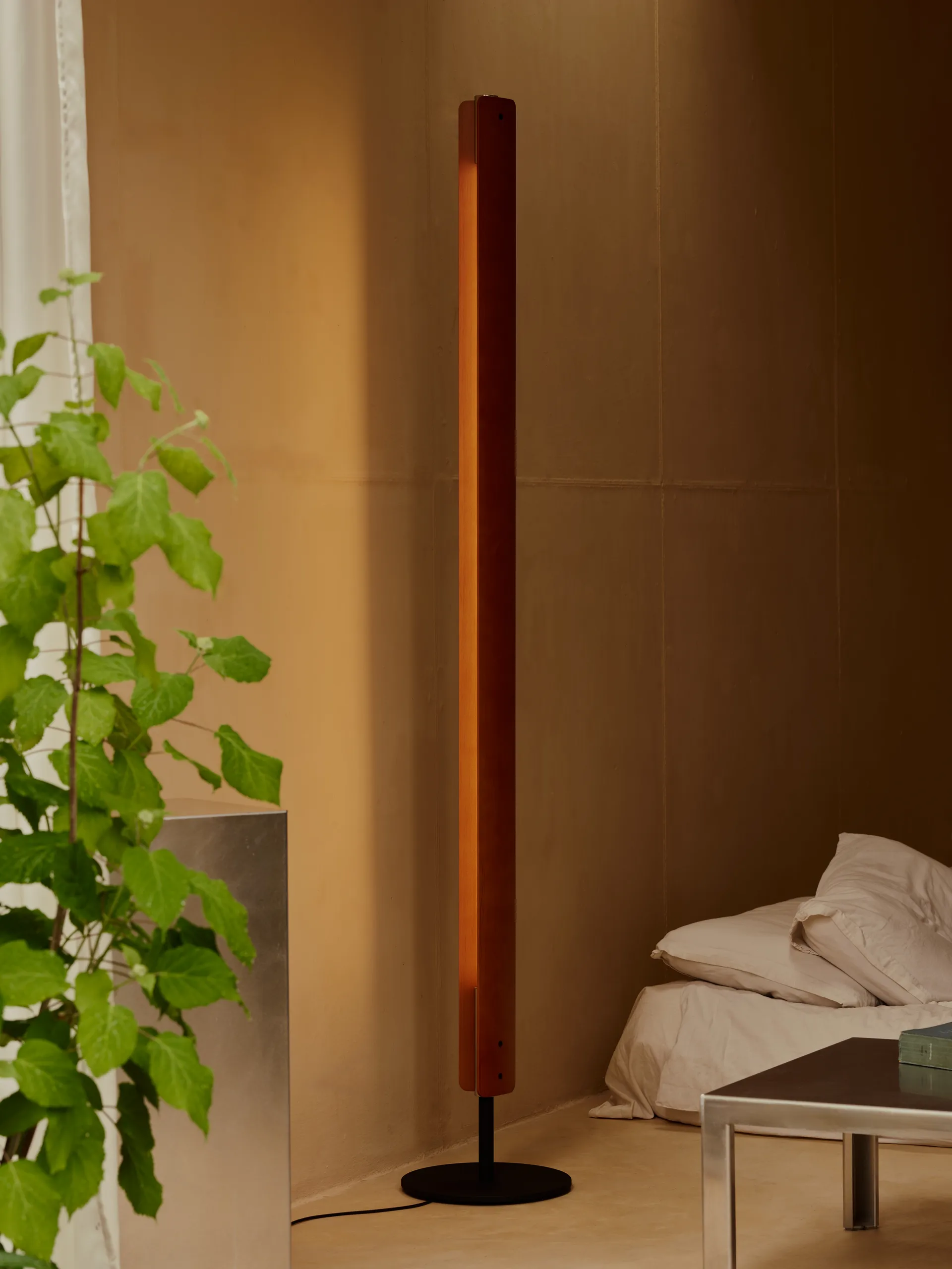 Seki-han Stehleuchte 226 cm, Heat treatened ash-black metal Flos