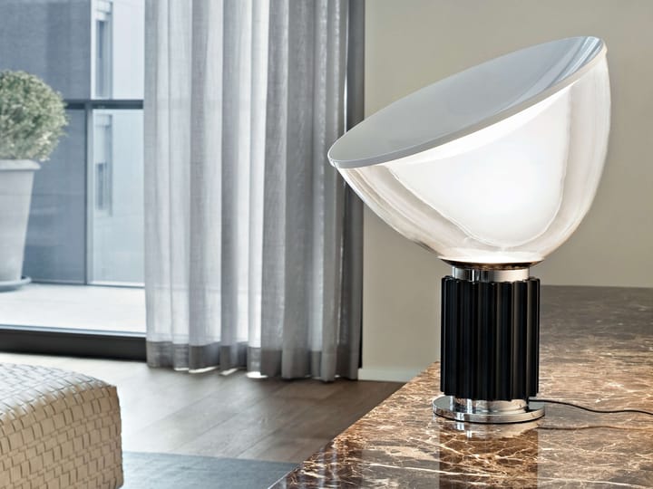 Taccia PMMA Tischleuchte, Schwarz LED Flos