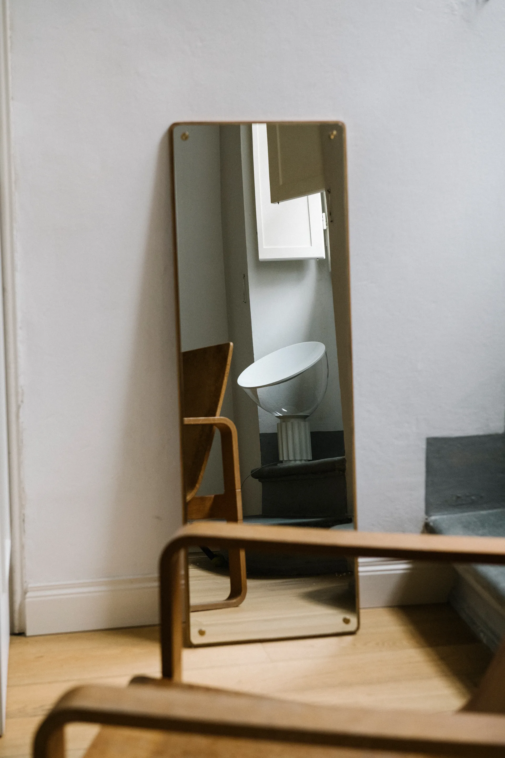 Taccia Small Tischleuchte LED 48,5 cm, Mattweiß-Glaskuppel Flos