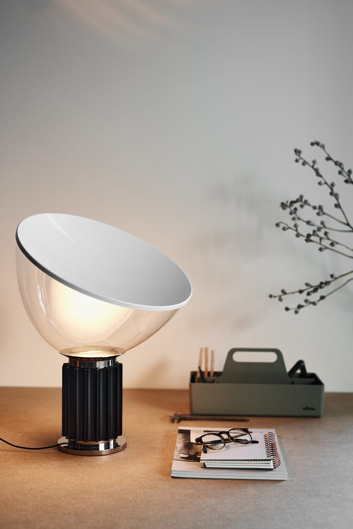 Taccia Small Tischleuchte LED 48,5 cm, Schwarz-Glaskuppel Flos