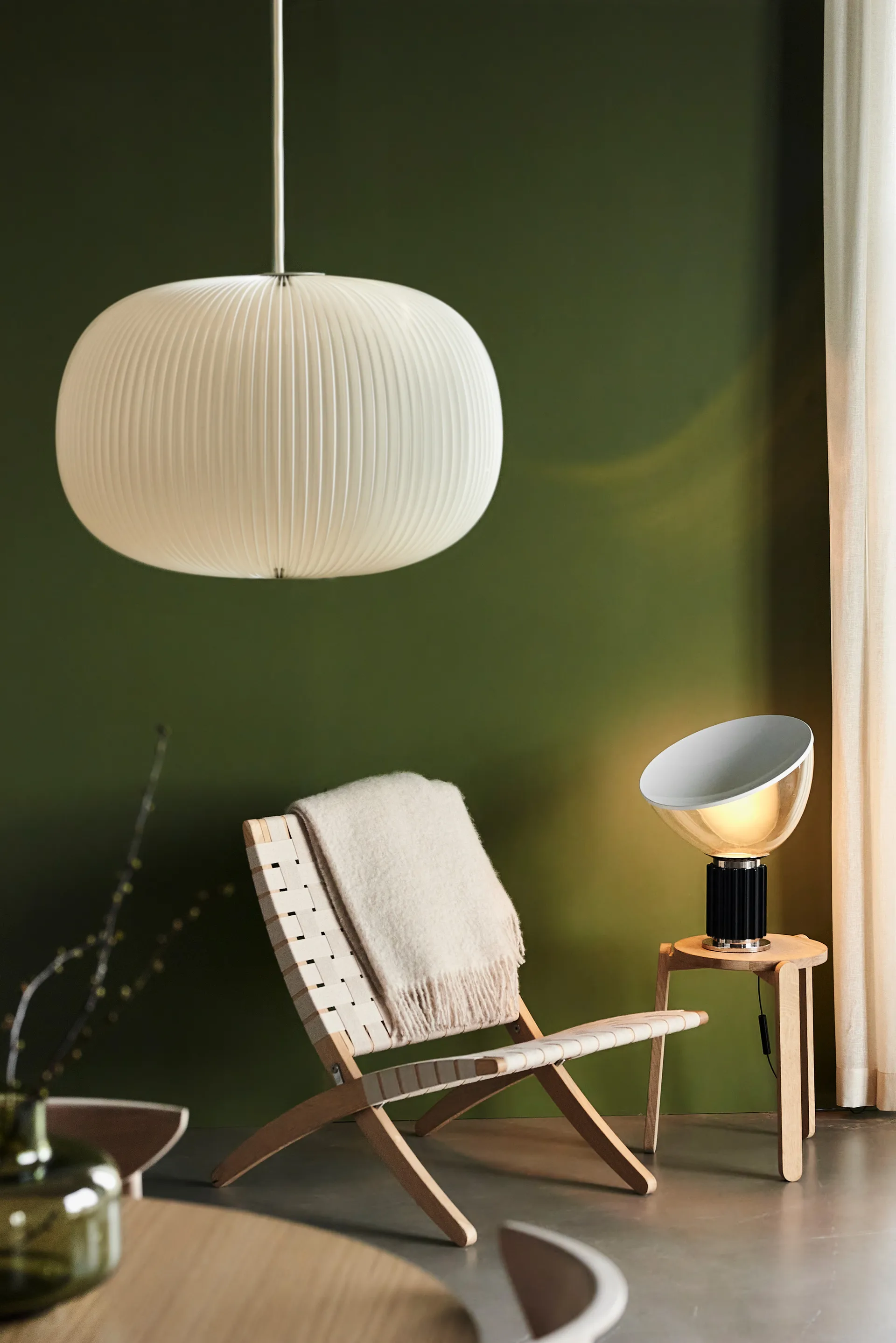 Taccia Small Tischleuchte LED 48,5 cm, Schwarz-Glaskuppel Flos