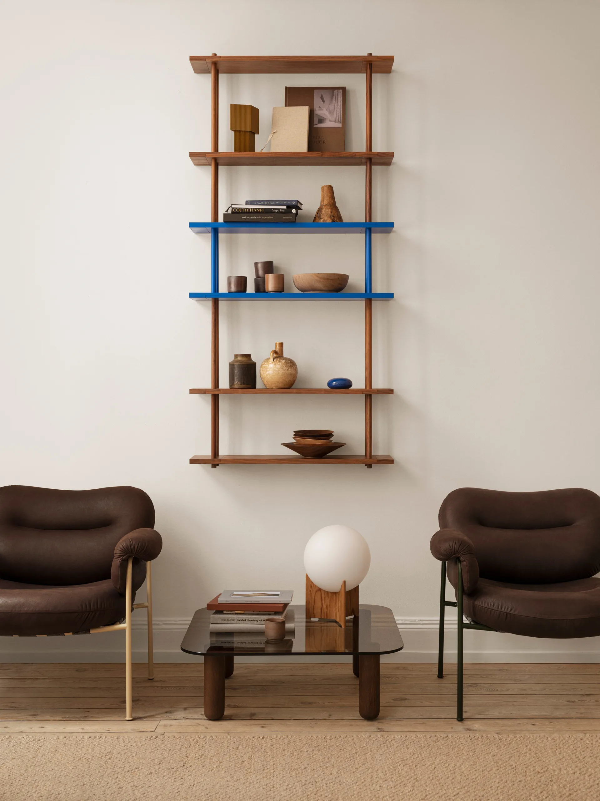 Bond Wandregal W103, Blau lackiertes Birkenholz Fogia