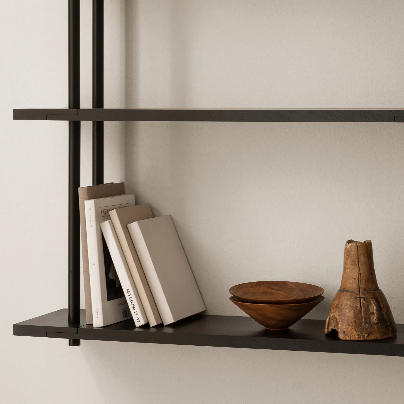 Bond Wandregal W103, Schwarz lackierte Birke Fogia