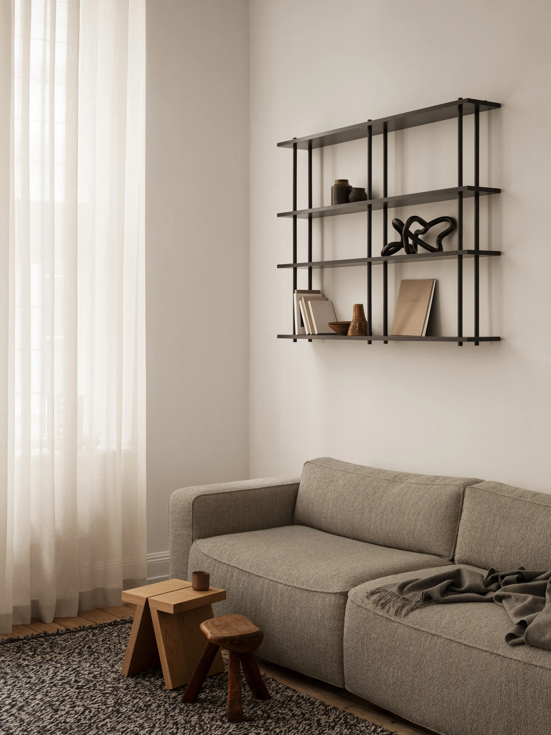 Bond Wandregal W103, Schwarz lackierte Birke Fogia