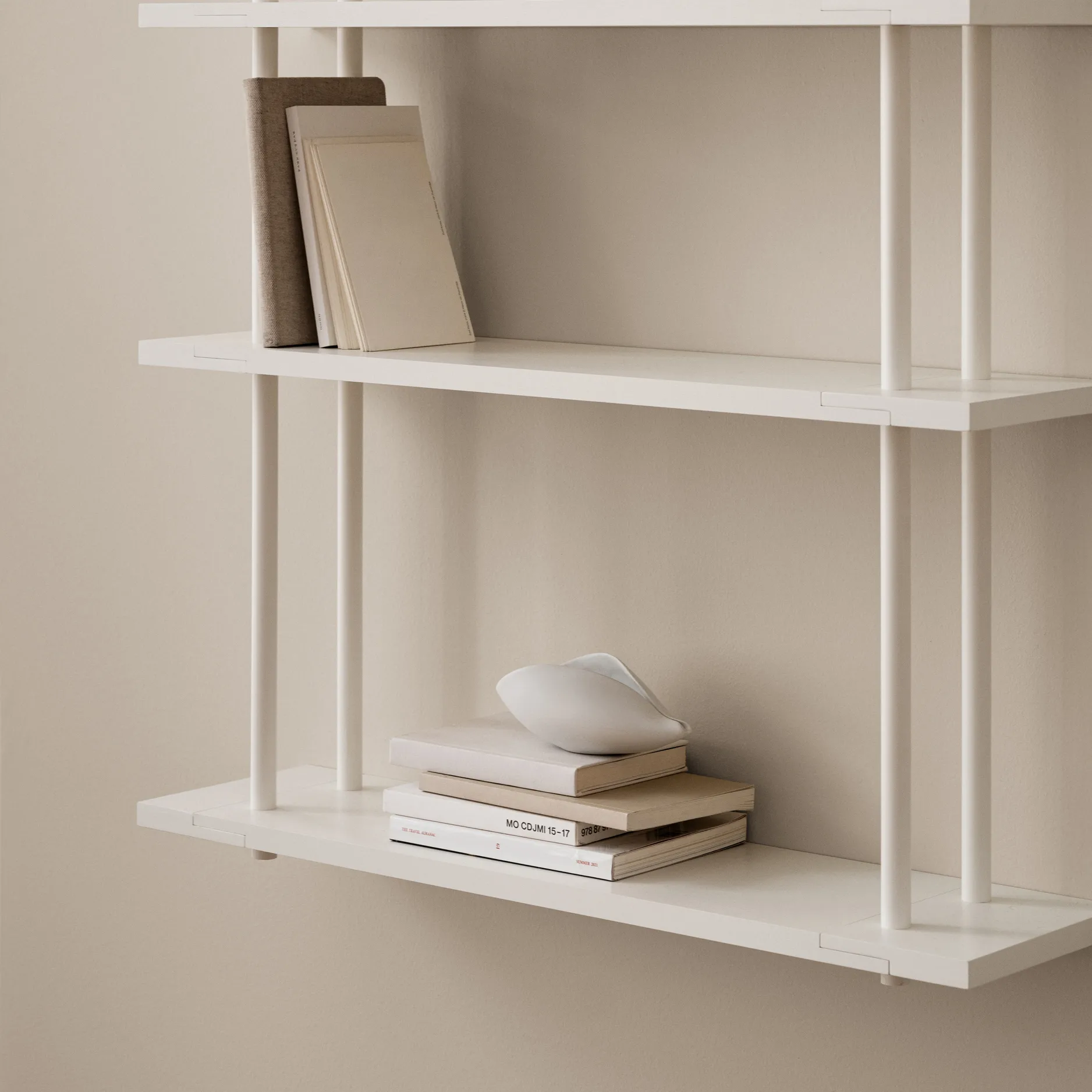 Bond Wandregal W103, Weiß lackiertes Birkenholz Fogia