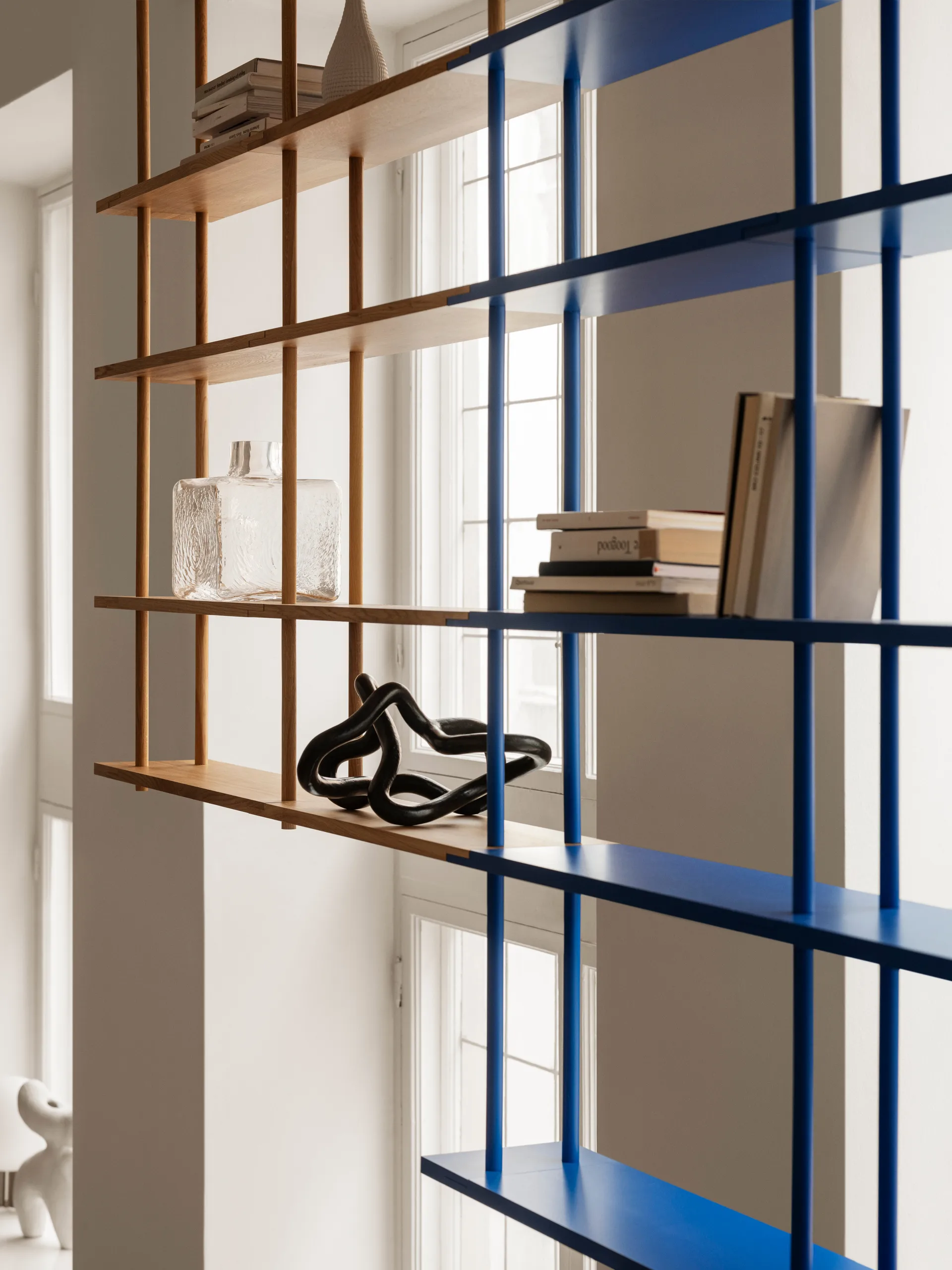 Bond Wandregal W106, Blau lackierte Birke Fogia