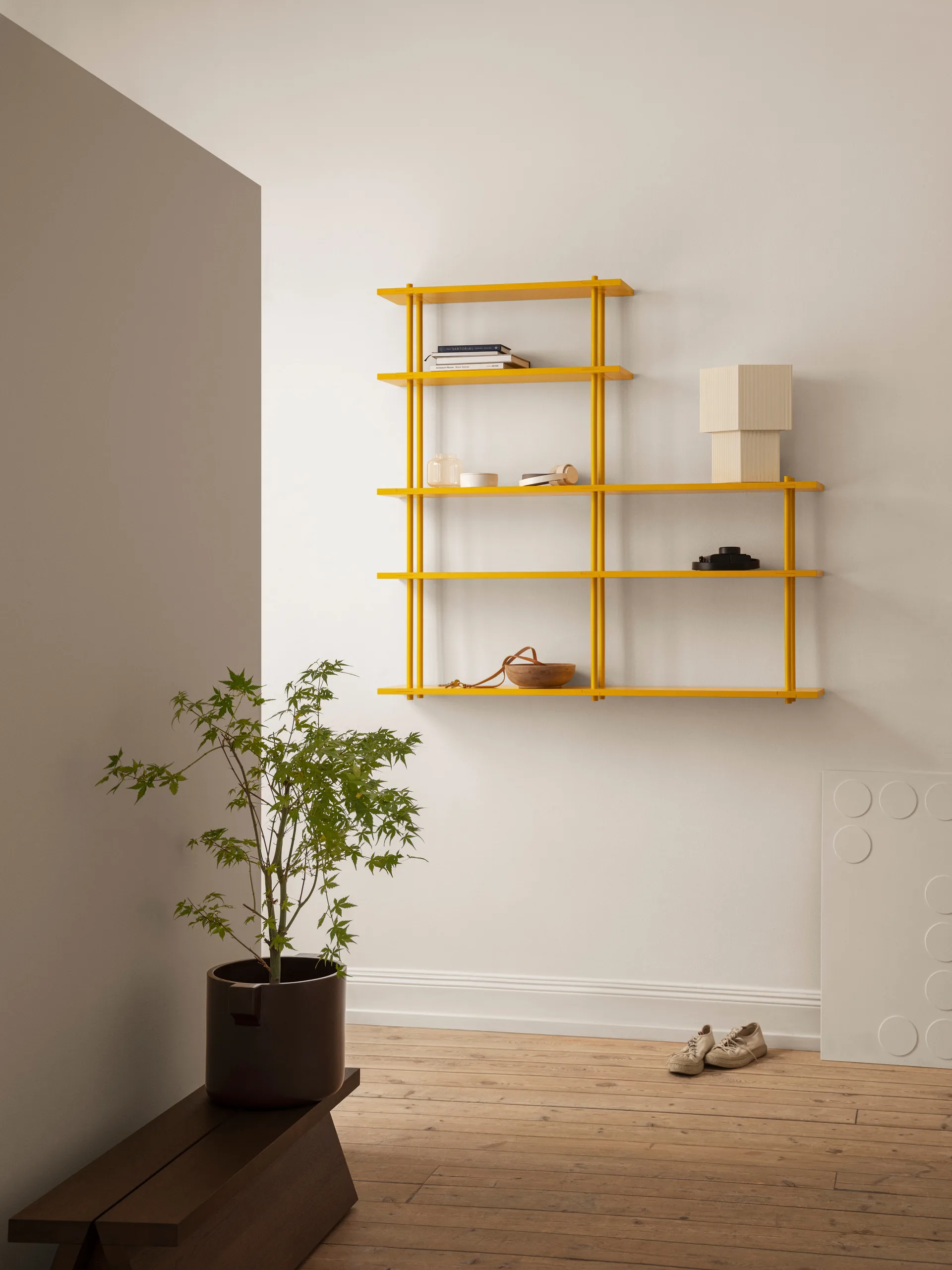 Bond Wandregal W106, Gelb lackierte Birke Fogia