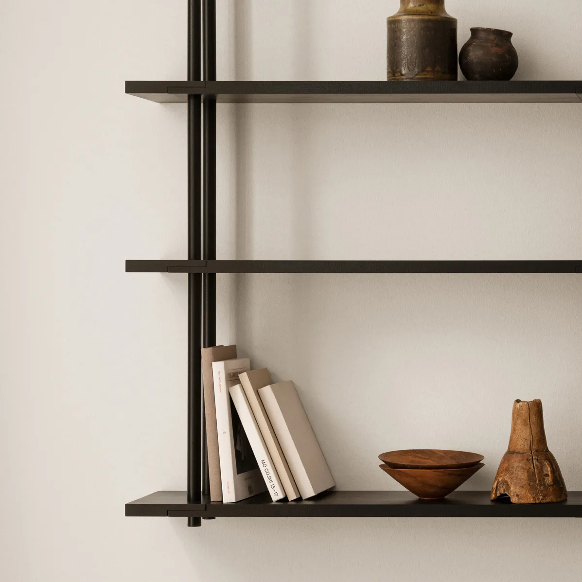 Bond Wandregal W106, Schwarz lackierte Birke Fogia