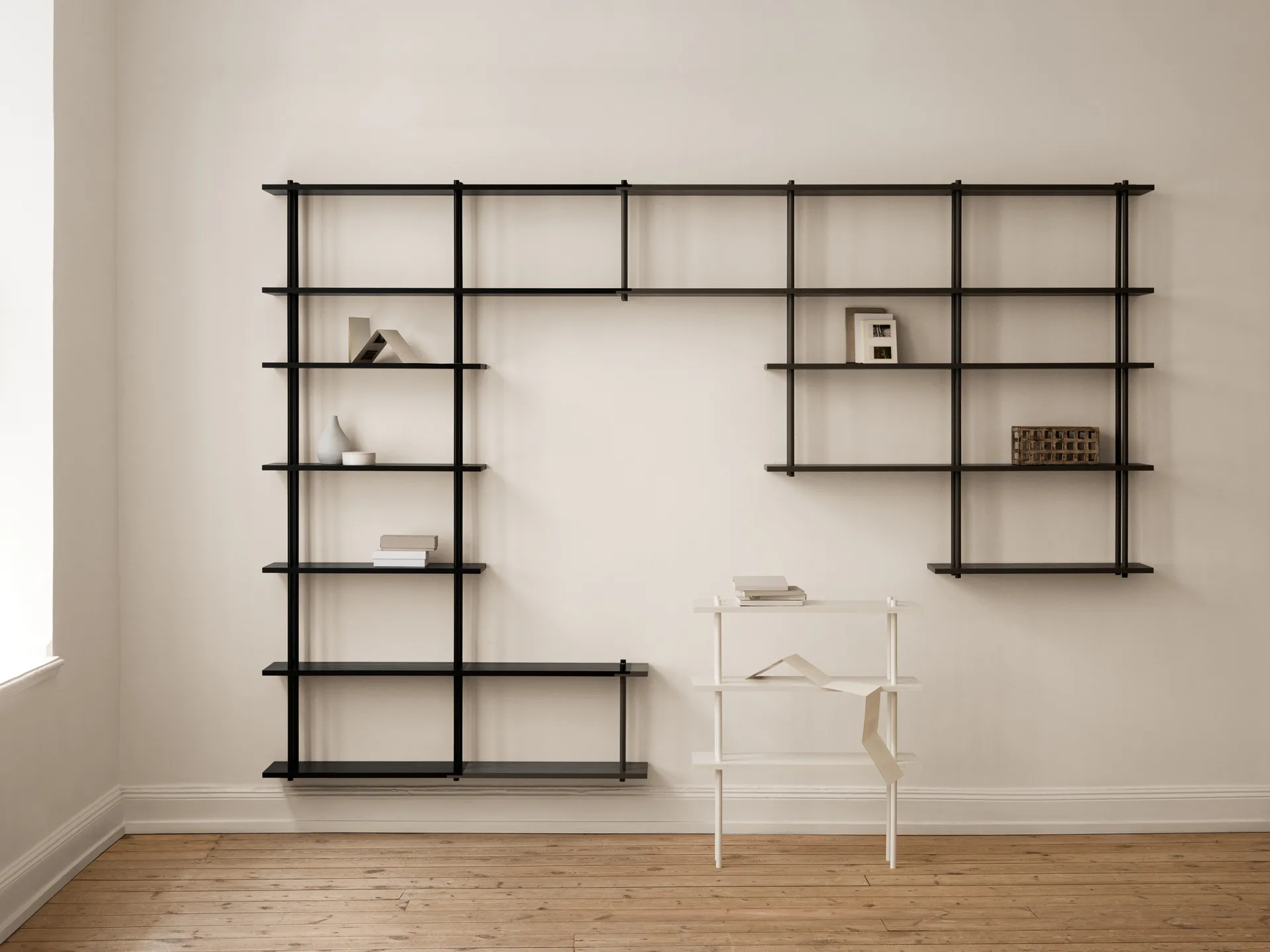 Bond Wandregal W106, Schwarz lackierte Birke Fogia