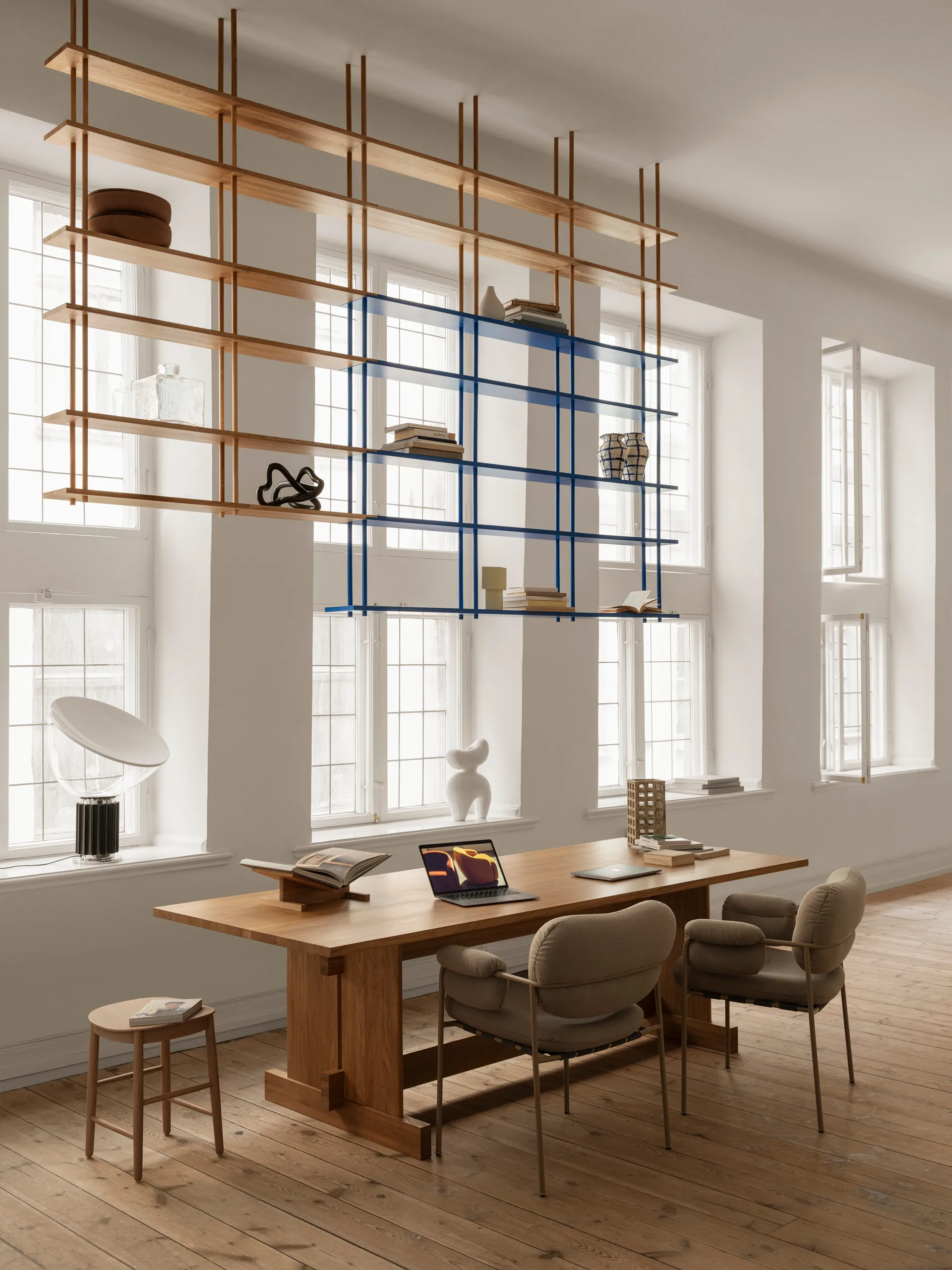 Bond Wandregal W206, Blau lackierte Birke Fogia