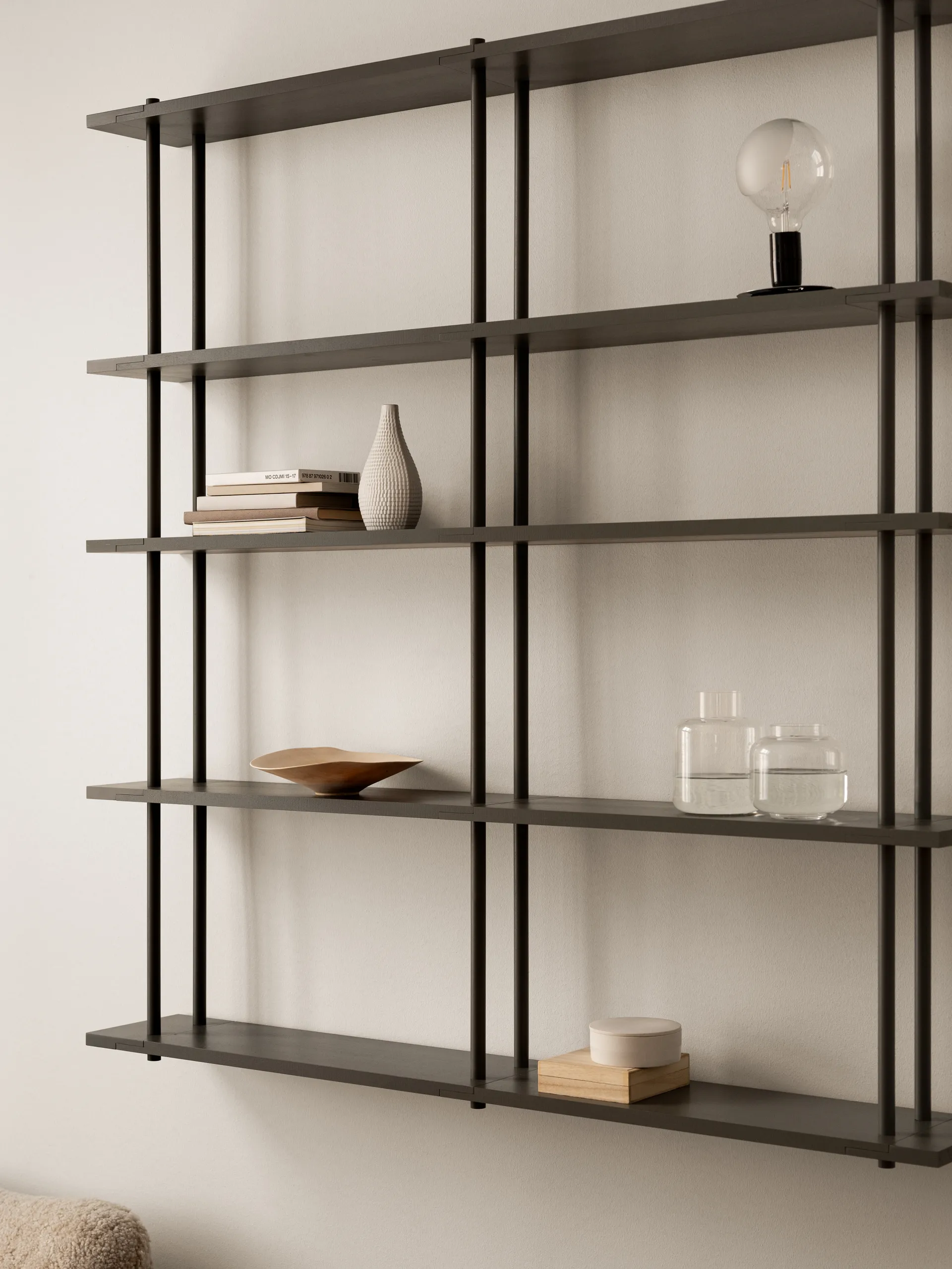 Bond Wandregal W206, Schwarz lackierte Birke Fogia