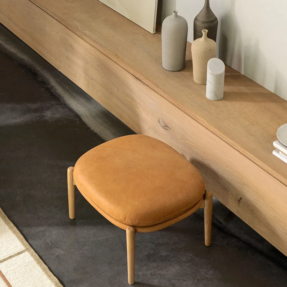 Embrace Ottoman Eichenbein, Stoff Barnum pine 9, lackiert Fogia