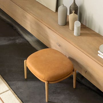 Embrace Ottoman Eichenbein - Stoff Barnum pine 9, lackiert - Fogia