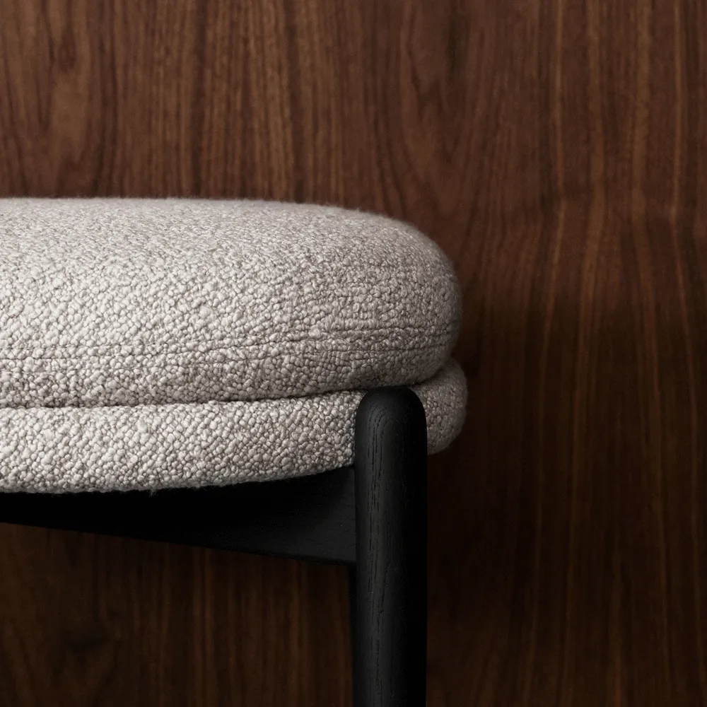 Embrace Ottoman Eichenbein, Stoff Barnum pine 9, lackiert Fogia