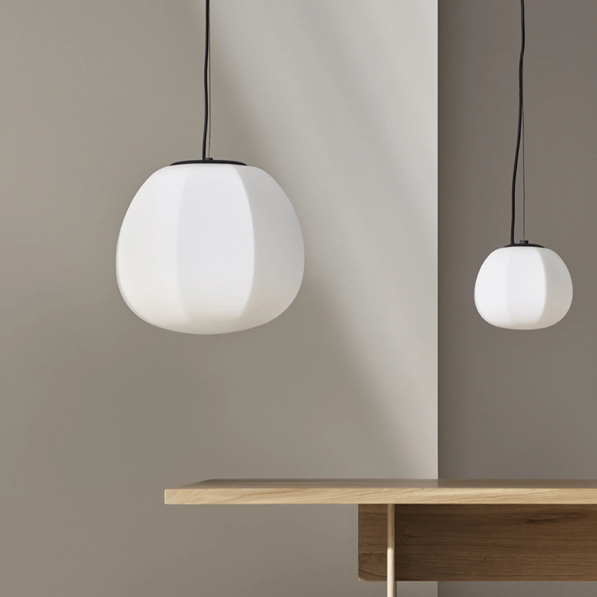 Persimon Pendel, weiße Opalglas, groß Fogia