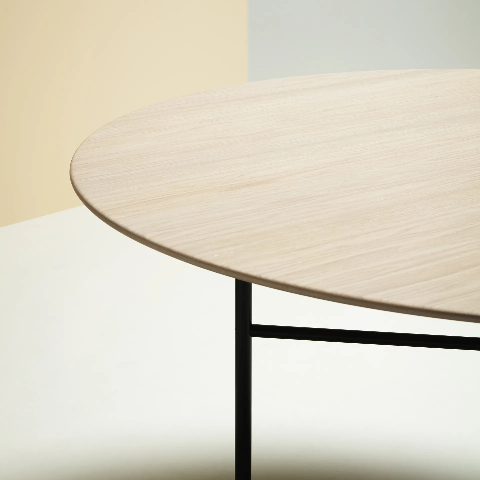 Supper Esstisch Eiche Ø127 cm, Eiche schwarz gebeizt, schwarzes Untergestell Fogia