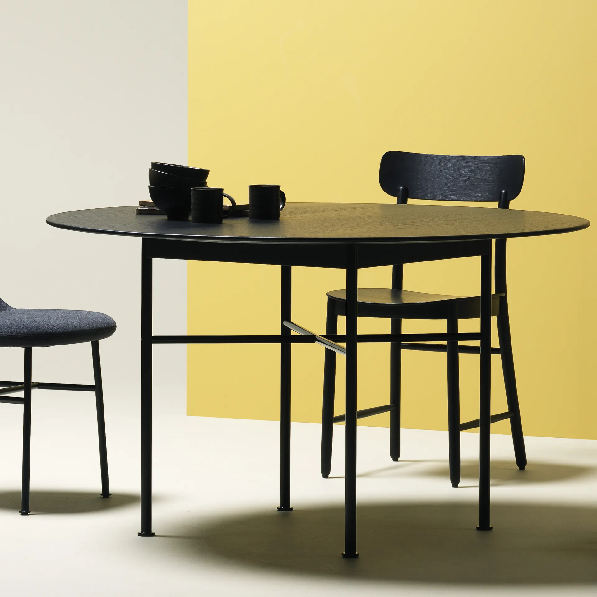 Supper Esstisch Eiche Ø127 cm, Eiche weißpigmentiert, schwarzer Unterbau Fogia