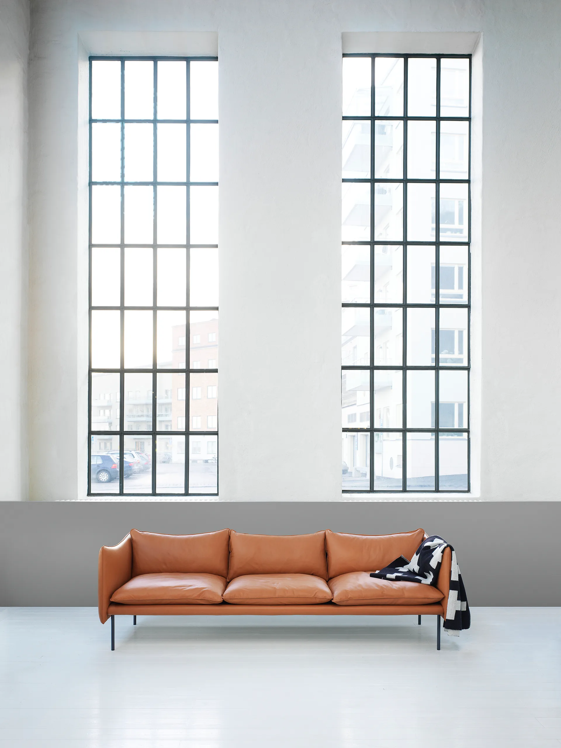 Tiki Sofa 3-Sitz, Vintage cognac-svarta Stahlbeine Fogia