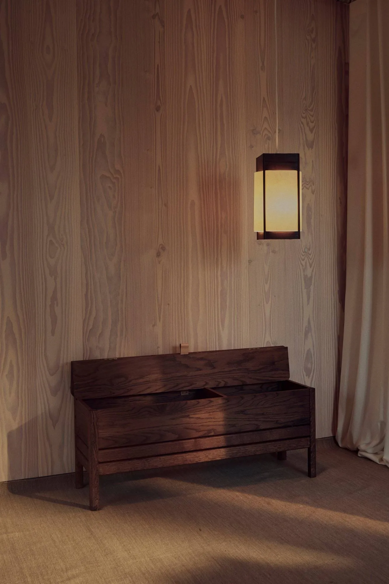 Andon Pendelleuchte, Dunkelbraune Esche, Medium Form & Refine