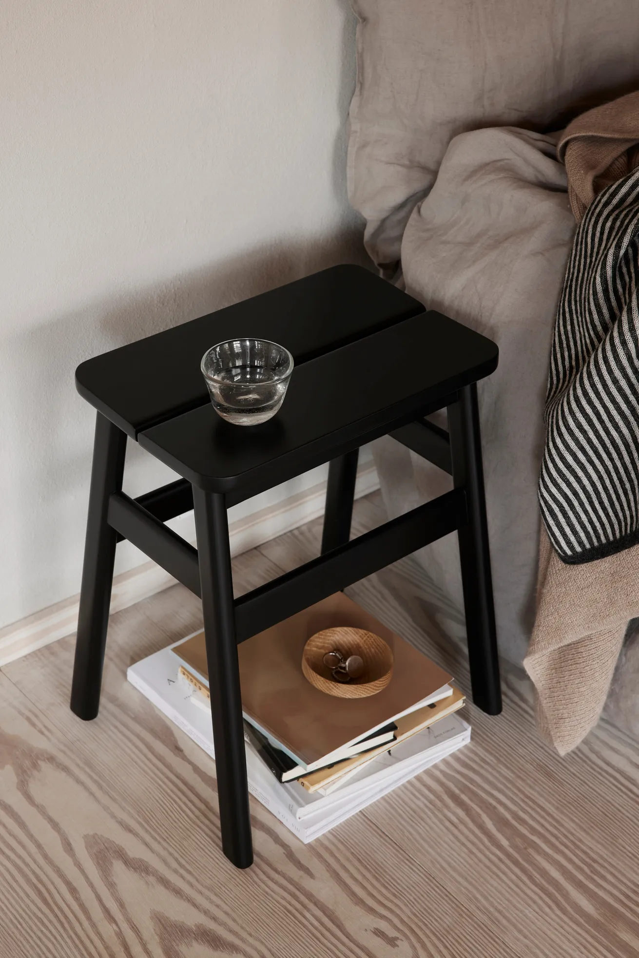 Angle Standard runder Hocker 45 cm, Black, Ø32x46 cm Form & Refine