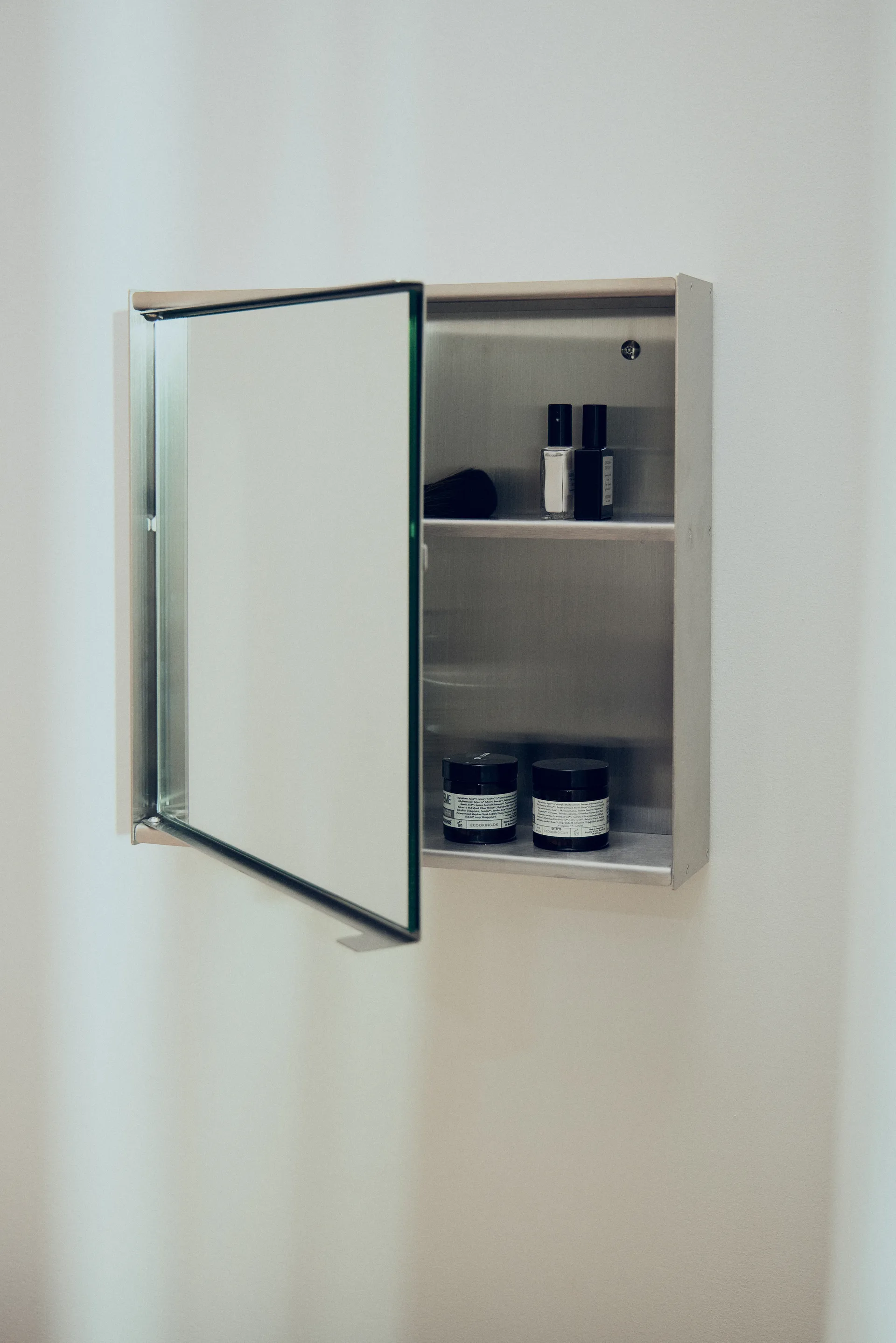 Taper Spiegelschrank, 40x40x13 cm Form & Refine
