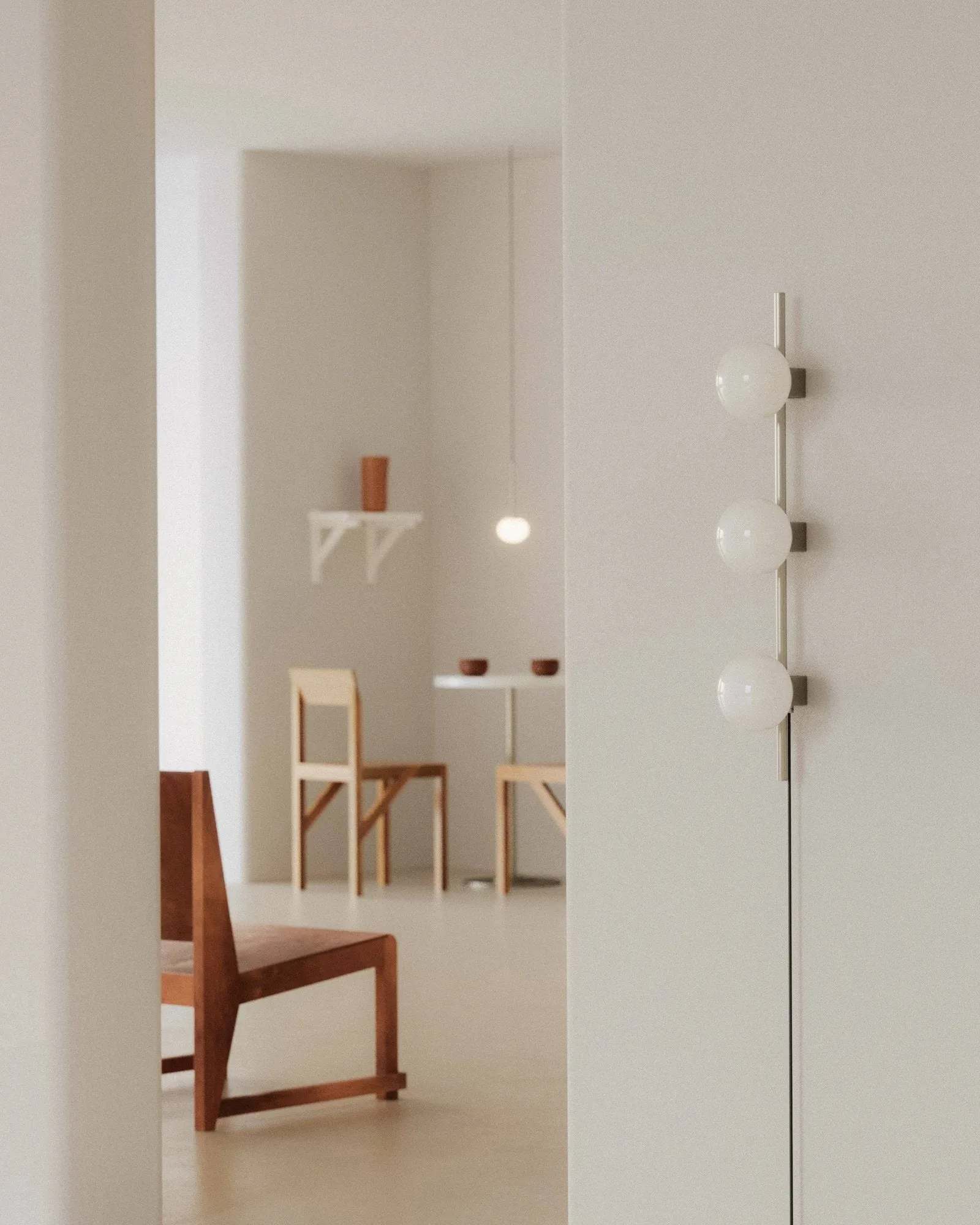 Ovoid Single Wandleuchte, Edelstahl-Opalglas FRAMA