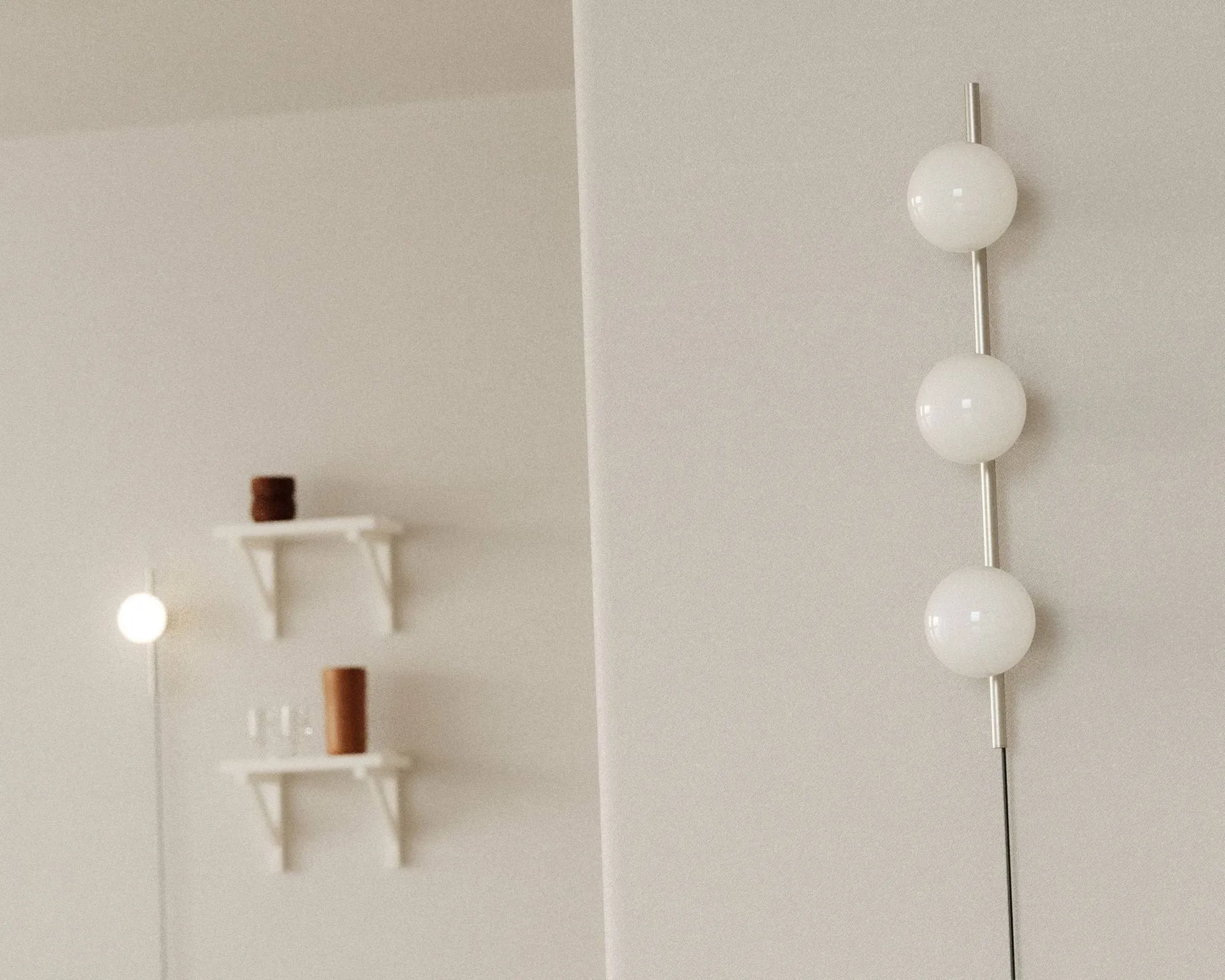 Ovoid Single Wandleuchte, Edelstahl-Opalglas FRAMA
